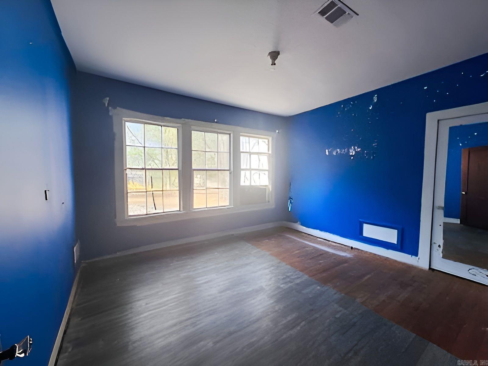 131 W 1st Street Property Photo 5