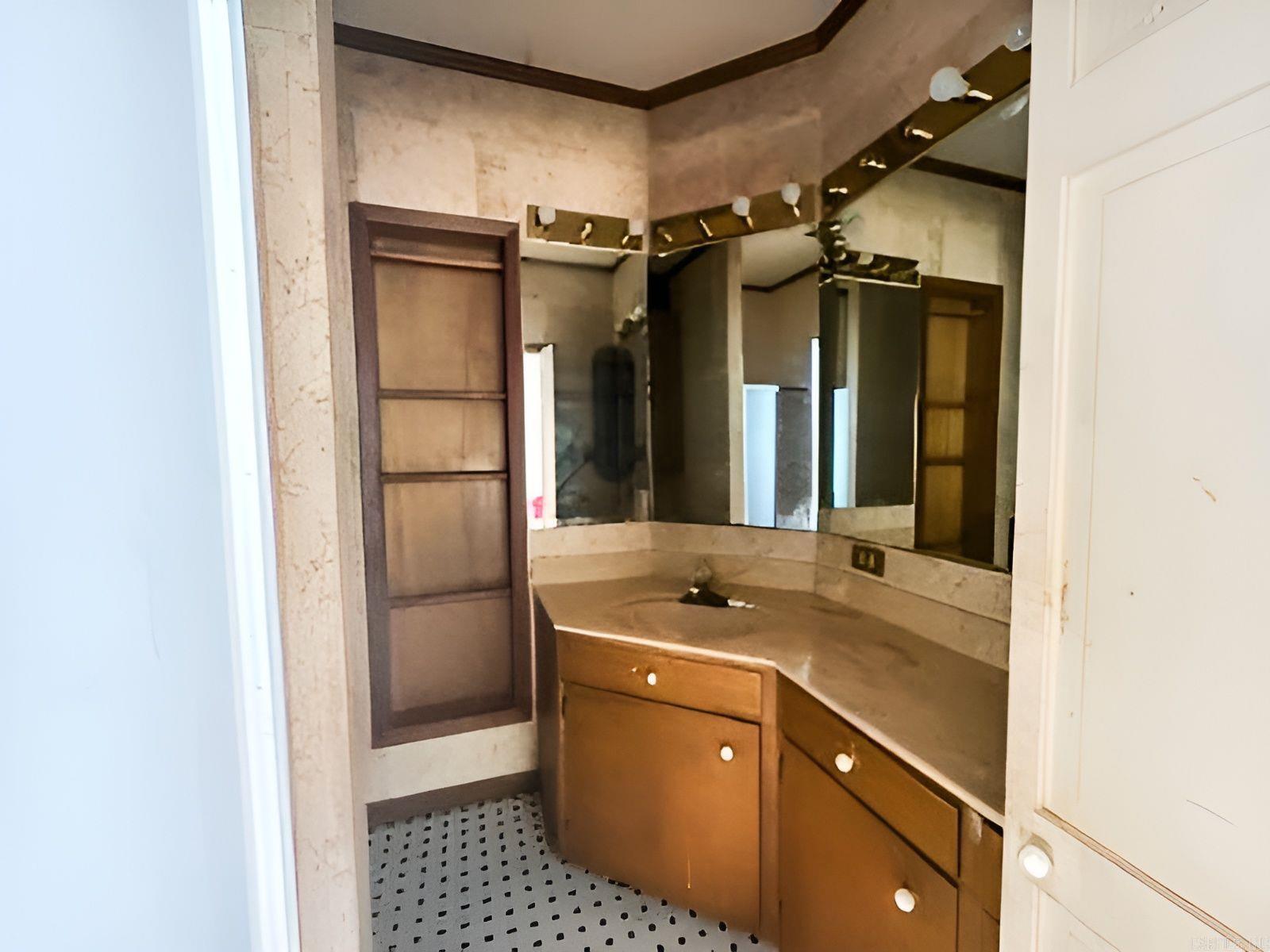 131 W 1st Street Property Photo 17