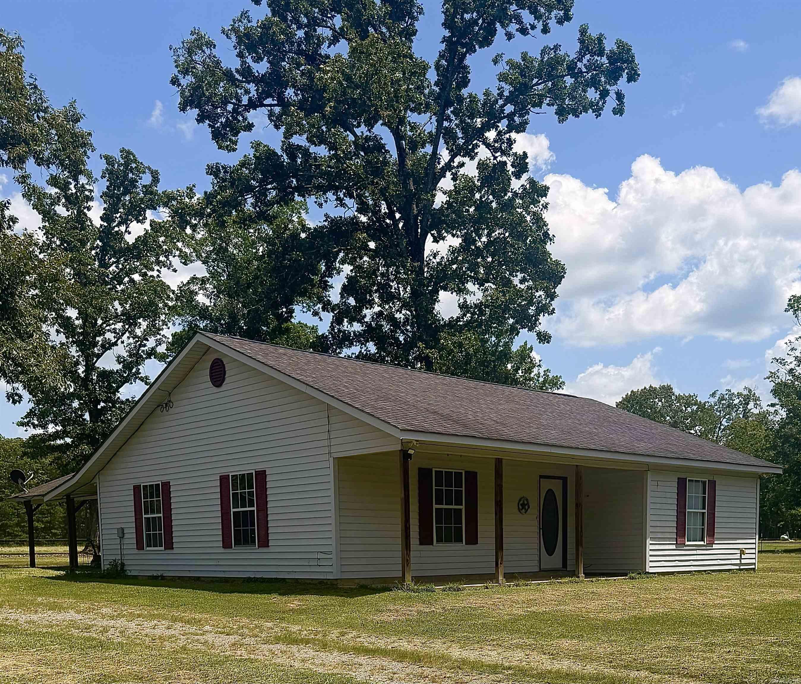 450 Pinewood Rd. Property Photo 1