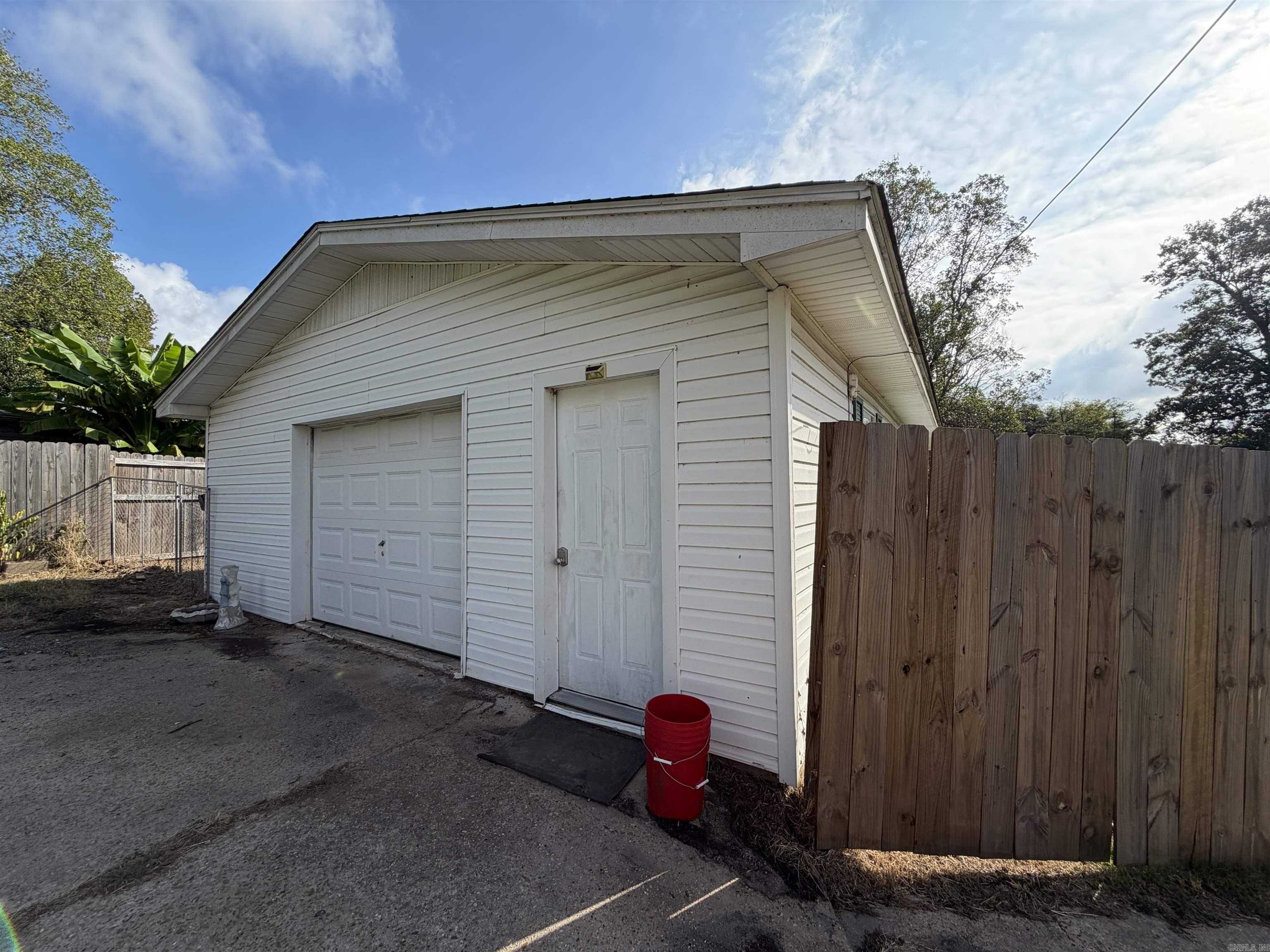939 W Court Street Property Photo 9