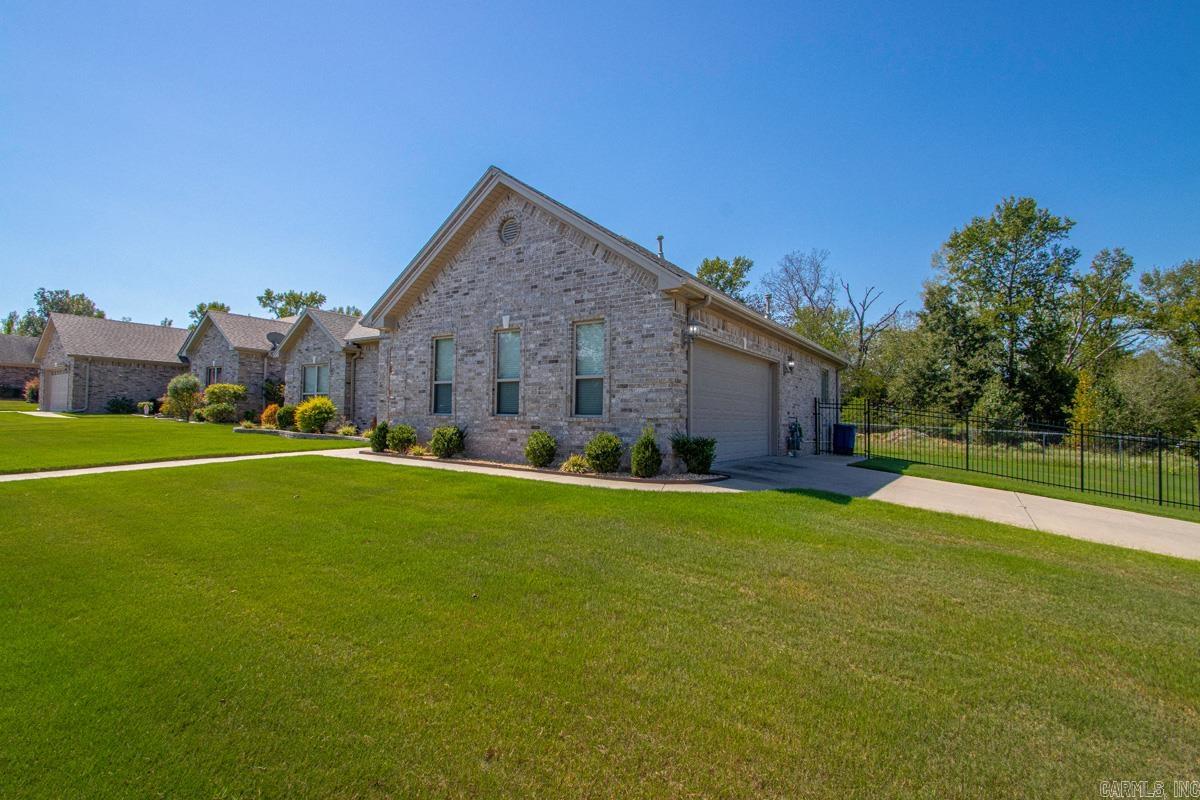 500 Sussix Loop Property Photo 3