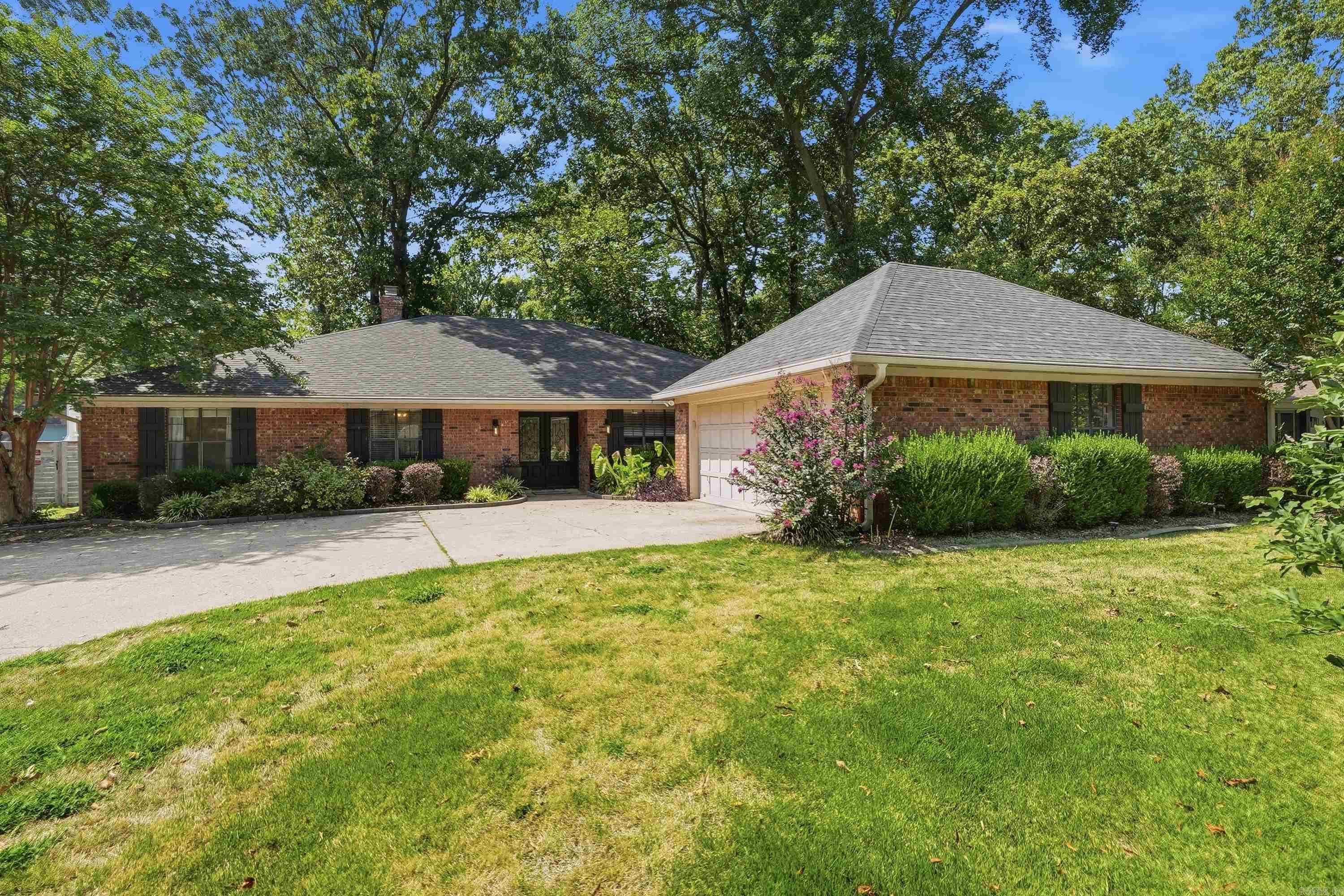 7 Woodbridge Drive Property Photo 1