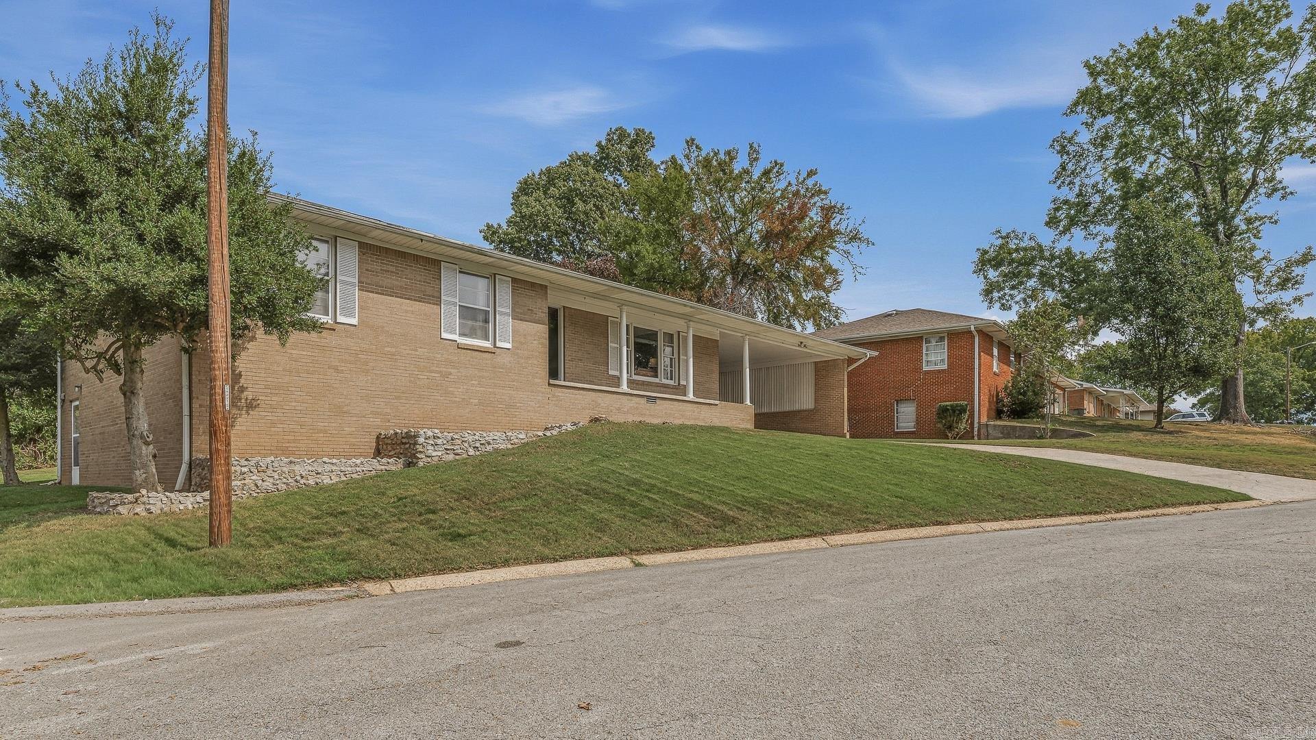 1509 Crestview Drive Property Photo 4