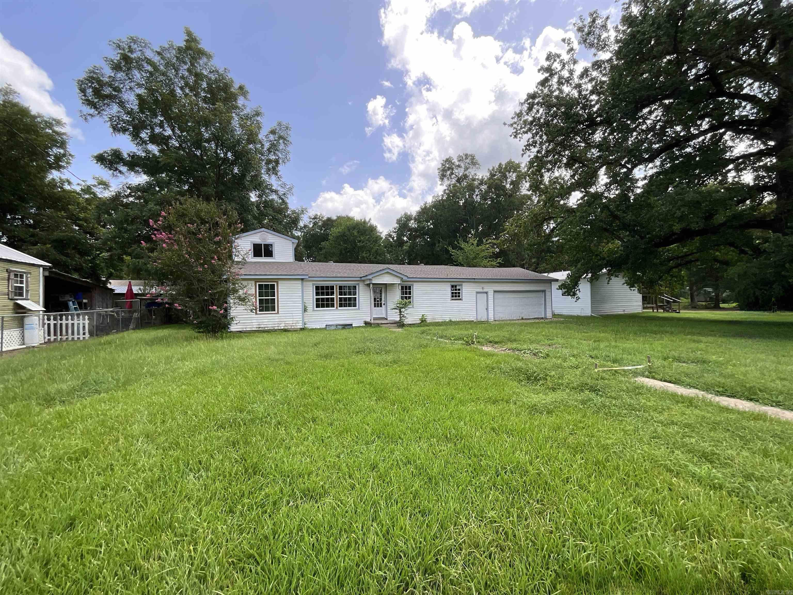 308 E Douglas Property Photo 1