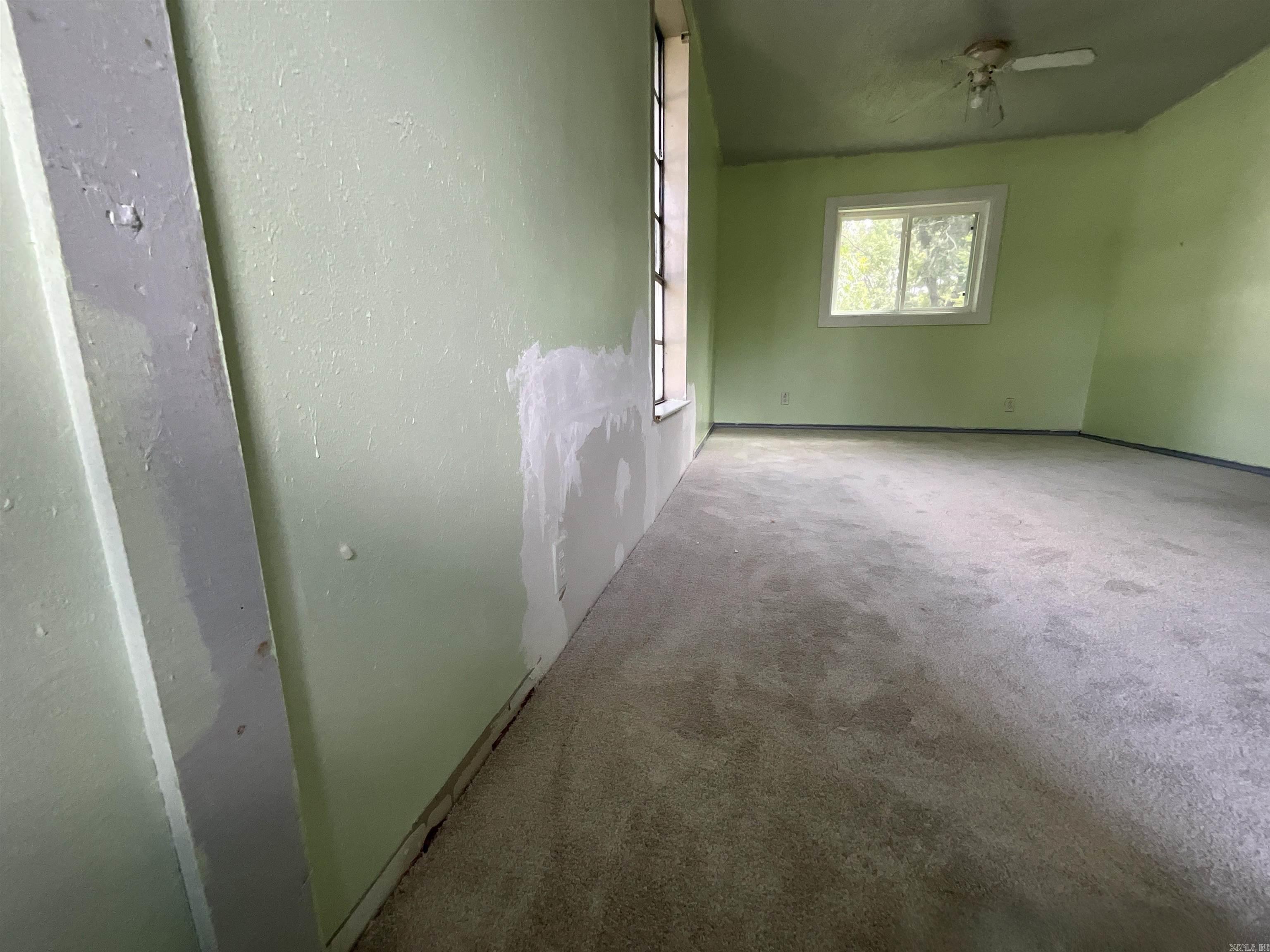308 E Douglas Property Photo 4