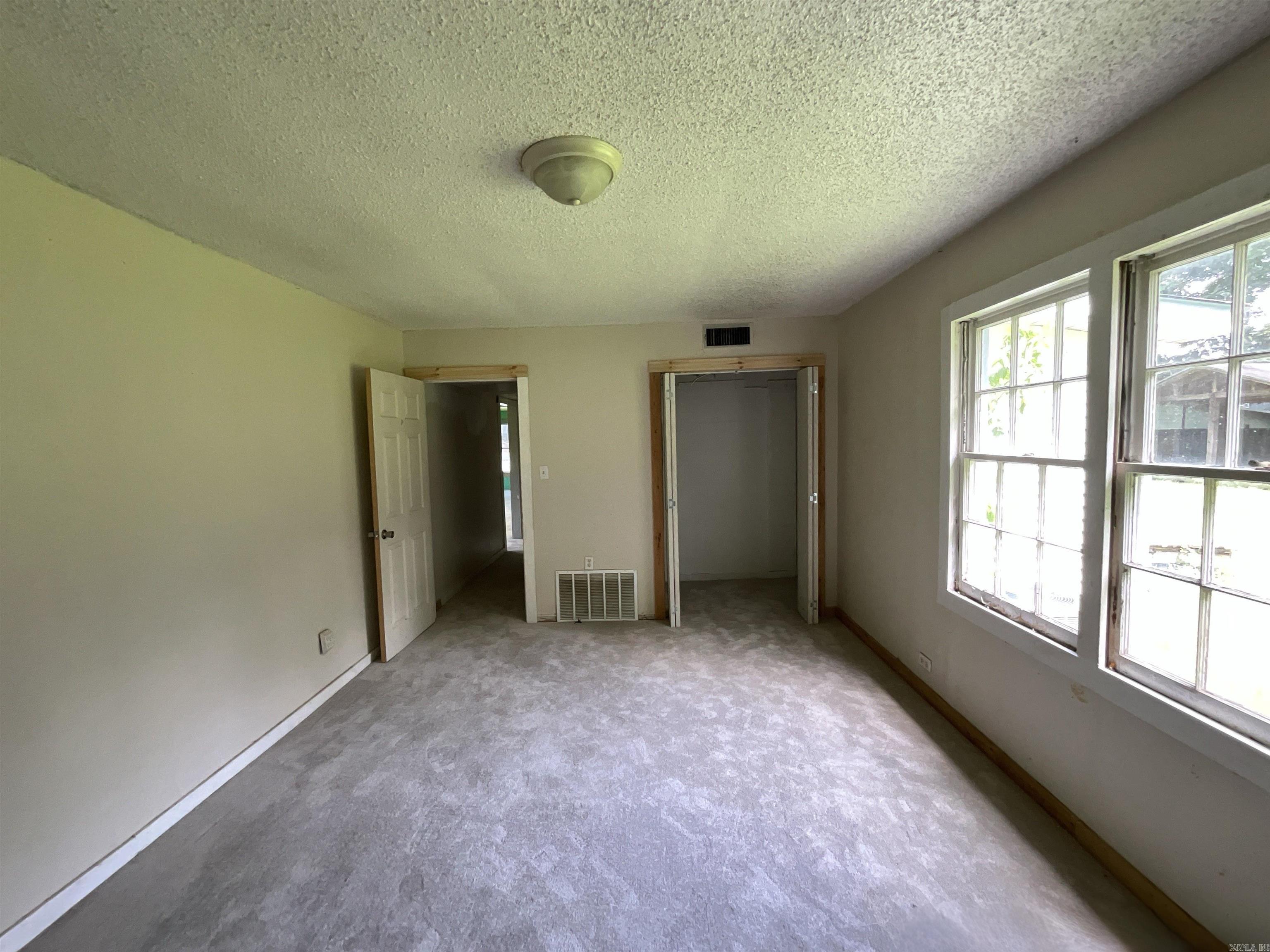 308 E Douglas Property Photo 10