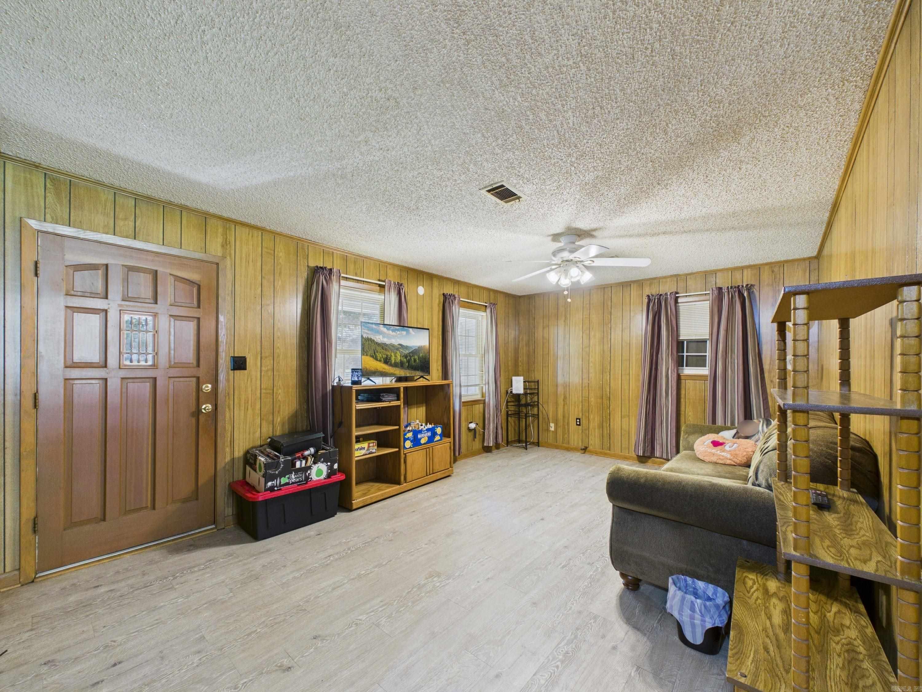 402 W Barnett Street Property Photo 6