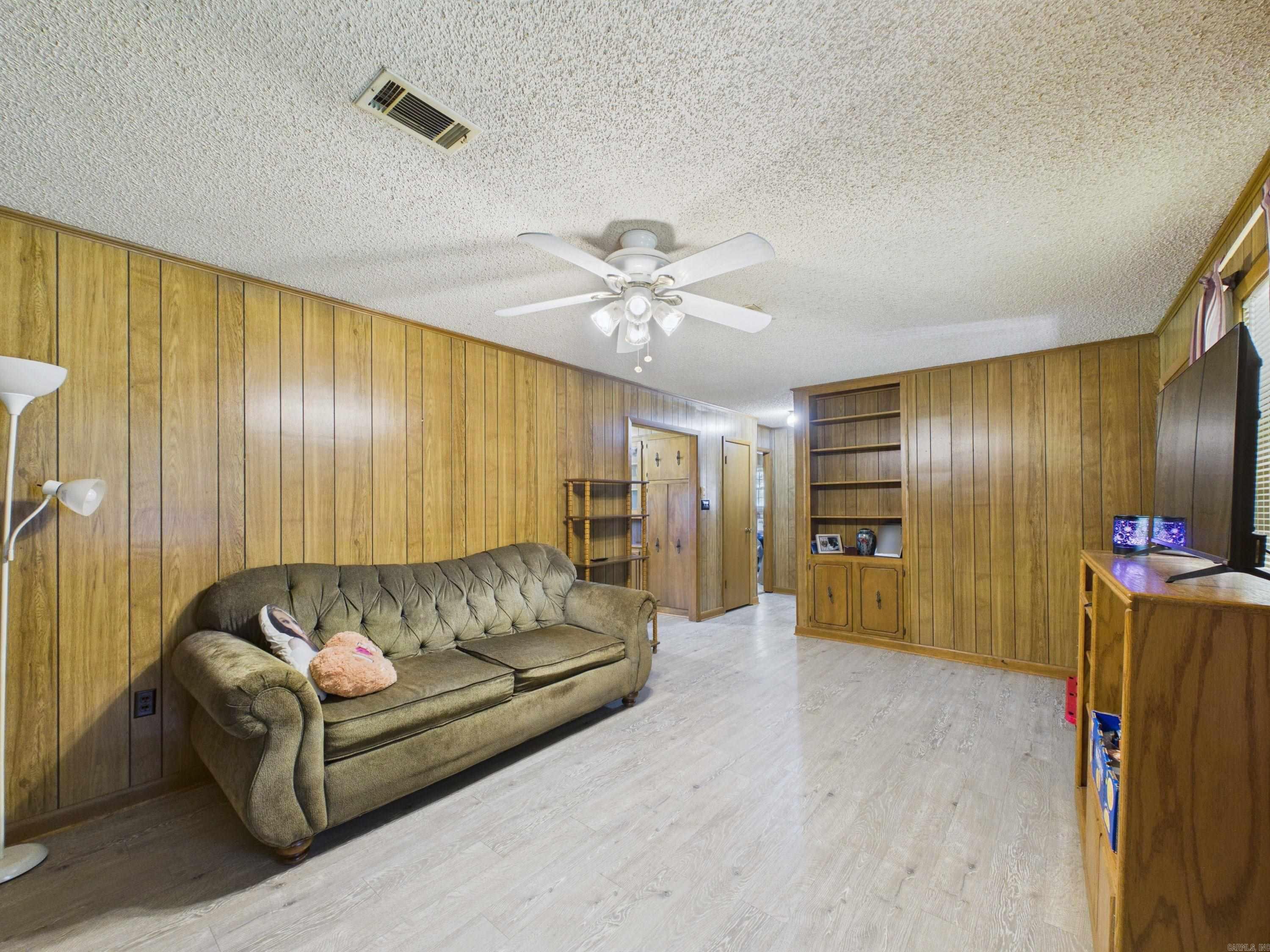 402 W Barnett Street Property Photo 7