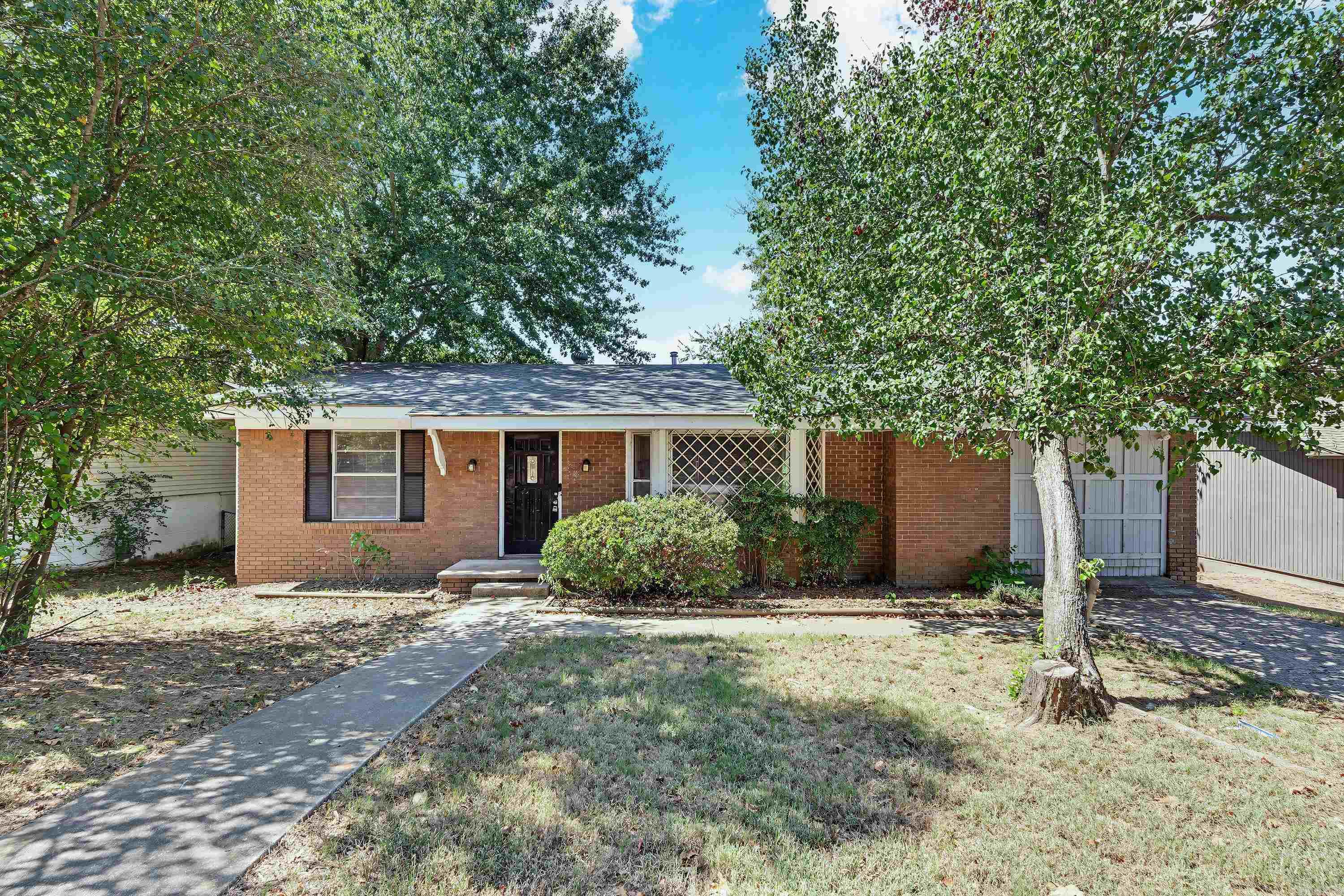 2011 Broken Arrow Dr. Property Photo 1