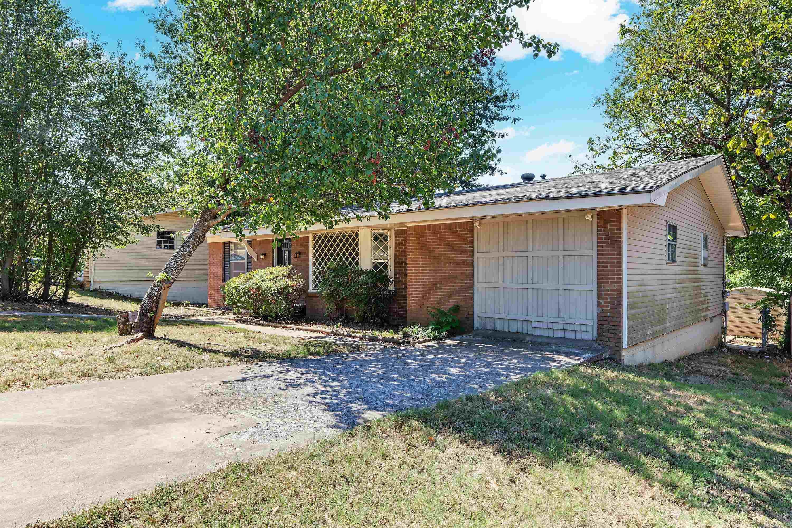 2011 Broken Arrow Dr. Property Photo 2