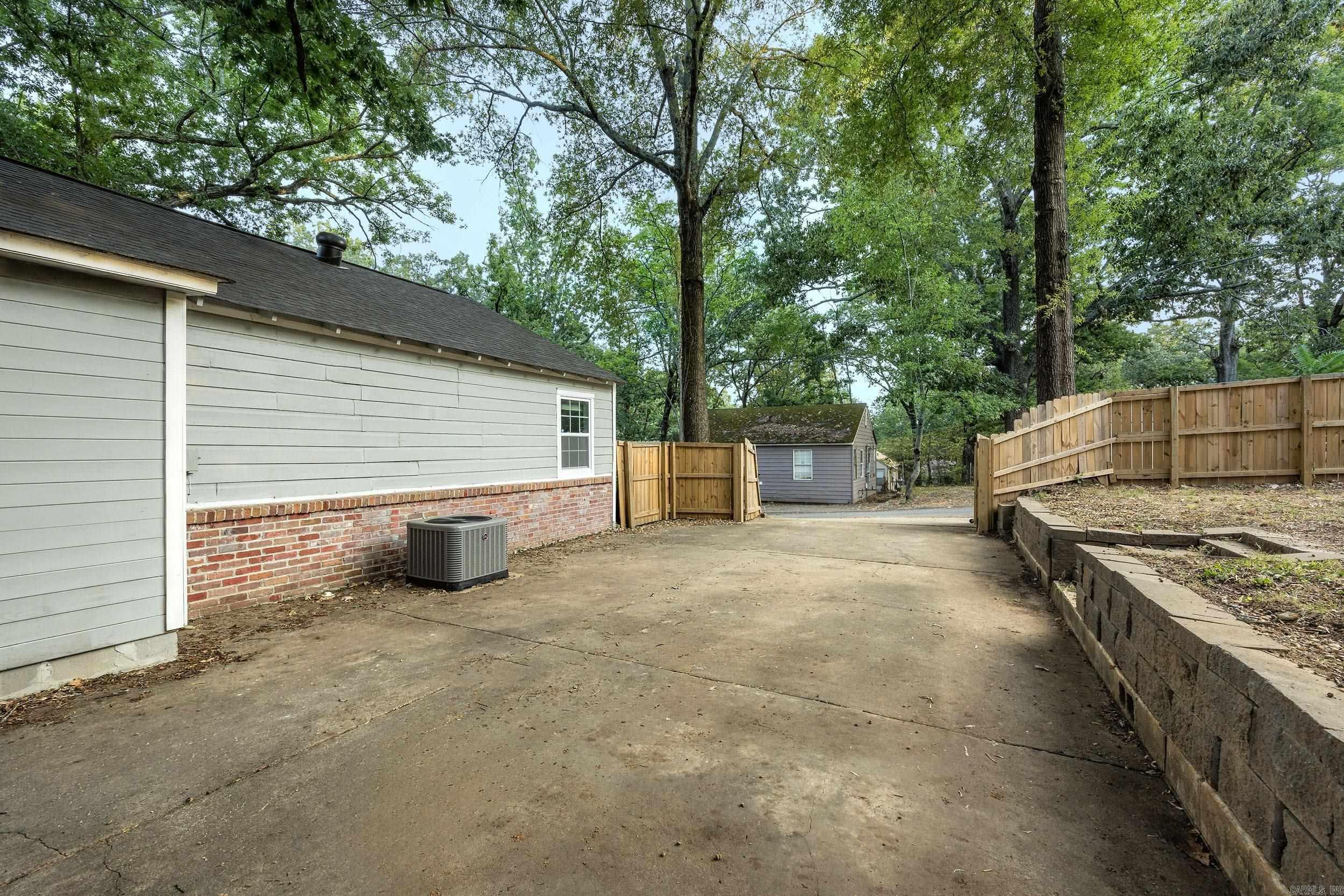 2410 S Harrison St Property Photo 17