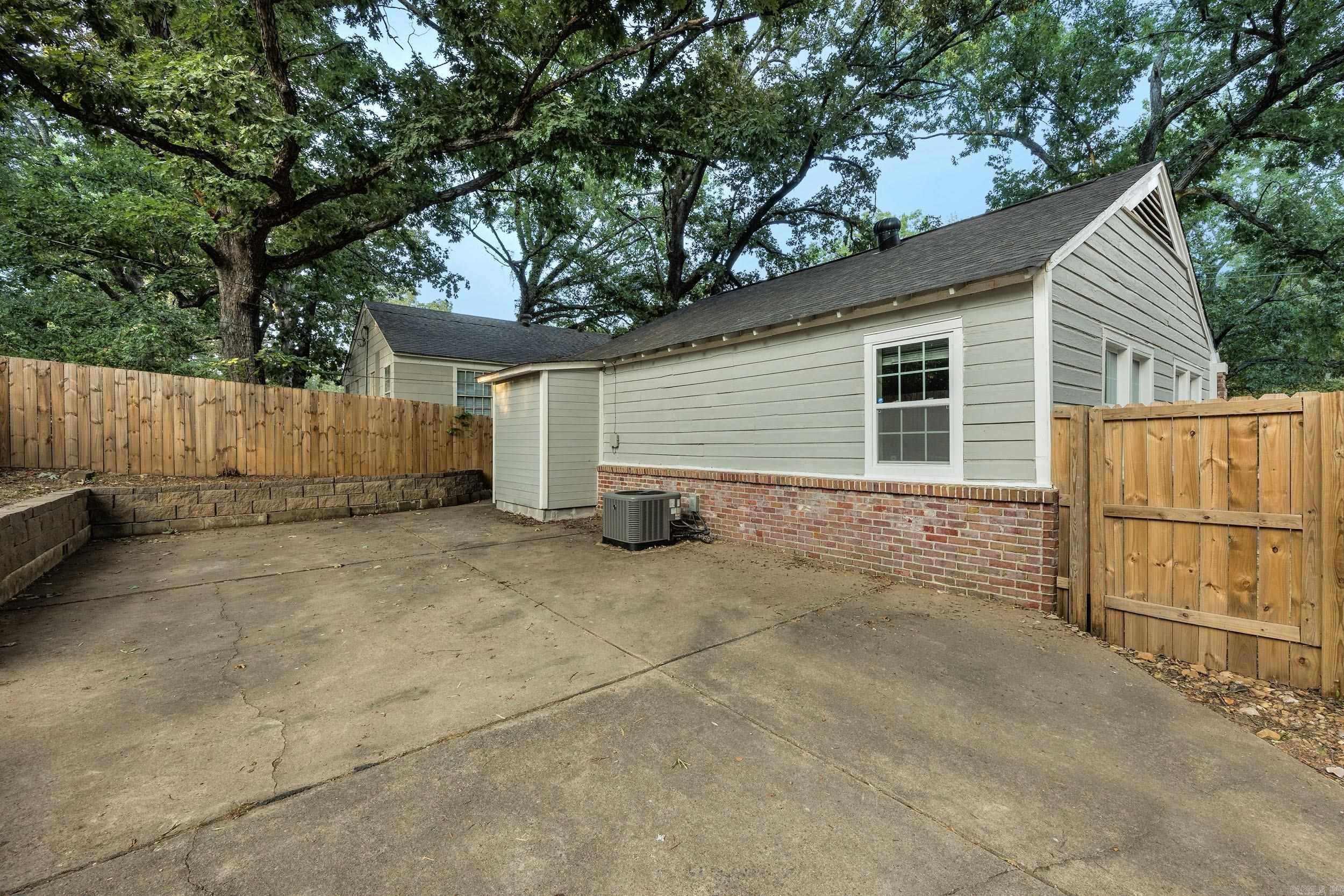 2410 S Harrison St Property Photo 18