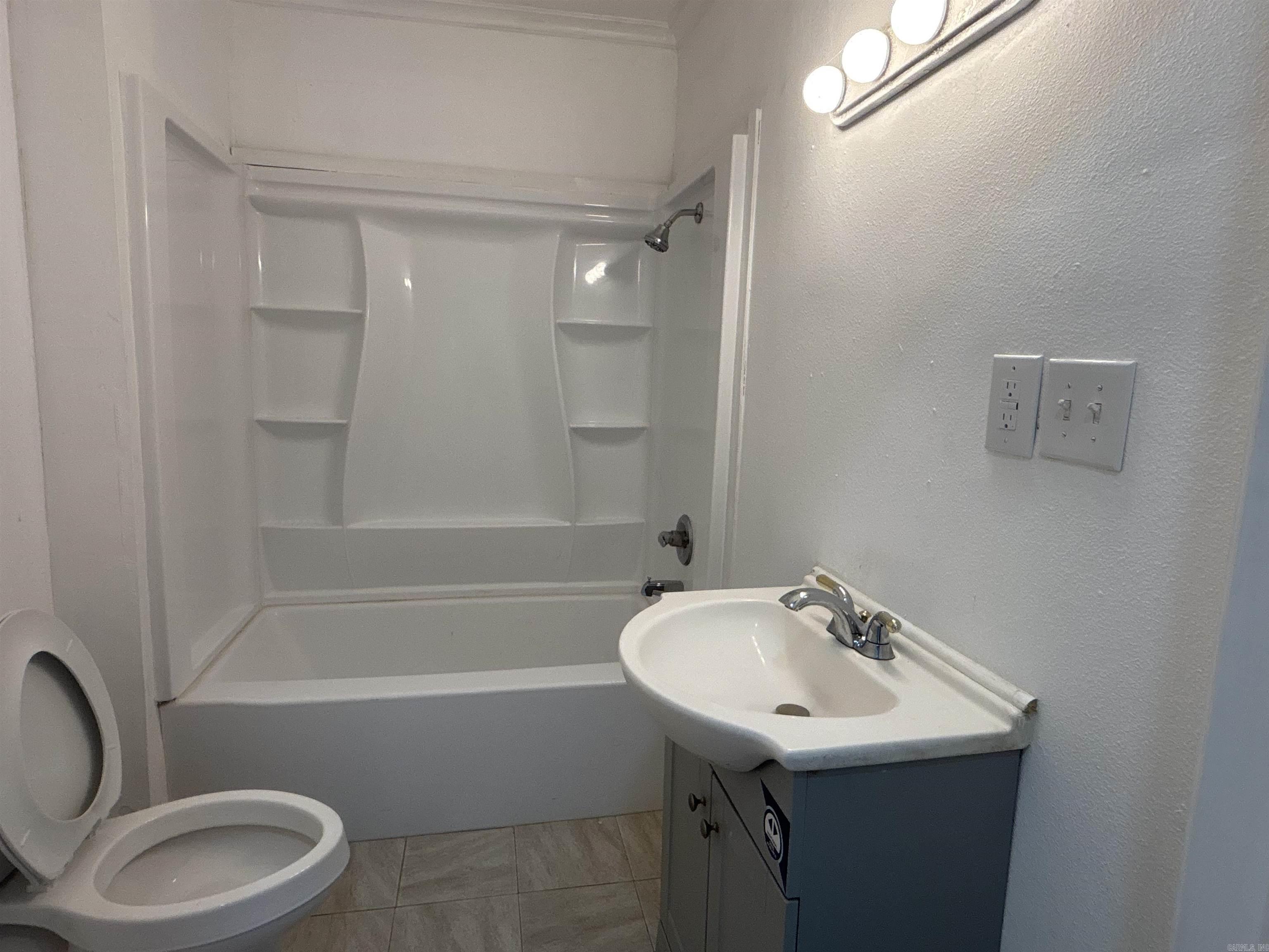 2210 S Pine Street Property Photo 8