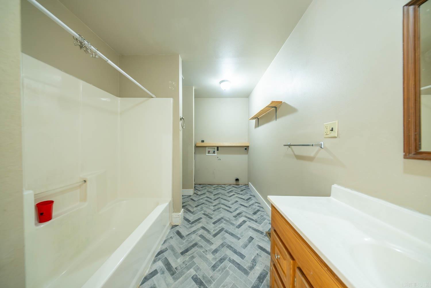 401 Hall Street Property Photo 10