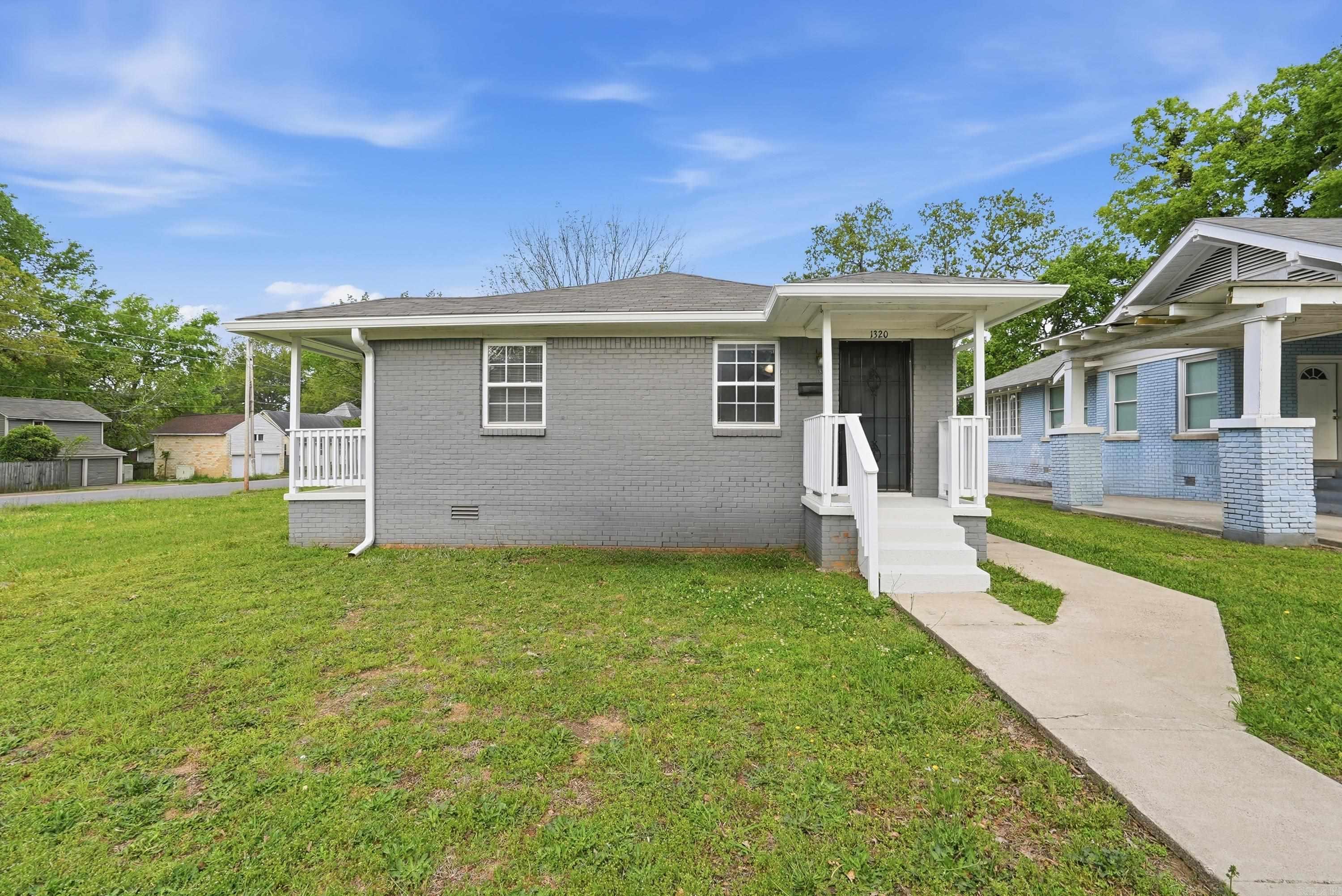 1320 S Summit St Property Photo 1
