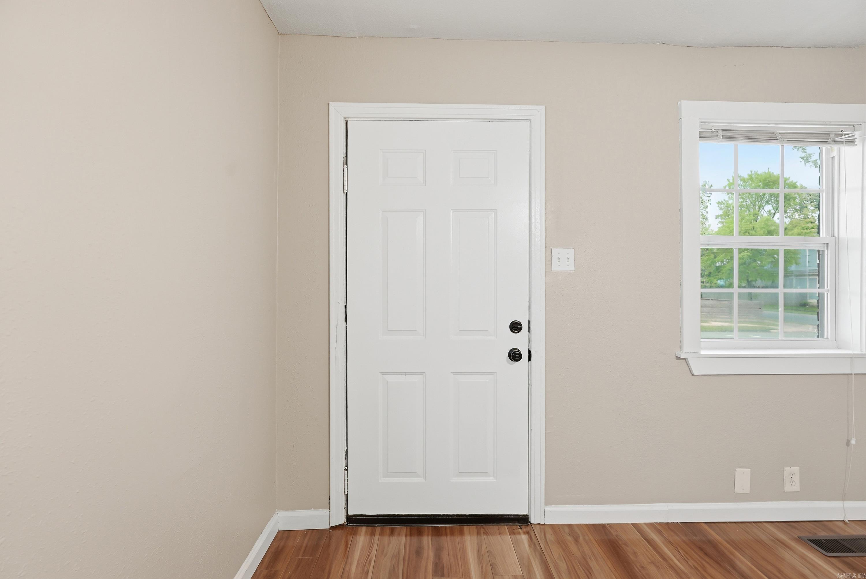 1320 S Summit St Property Photo 3