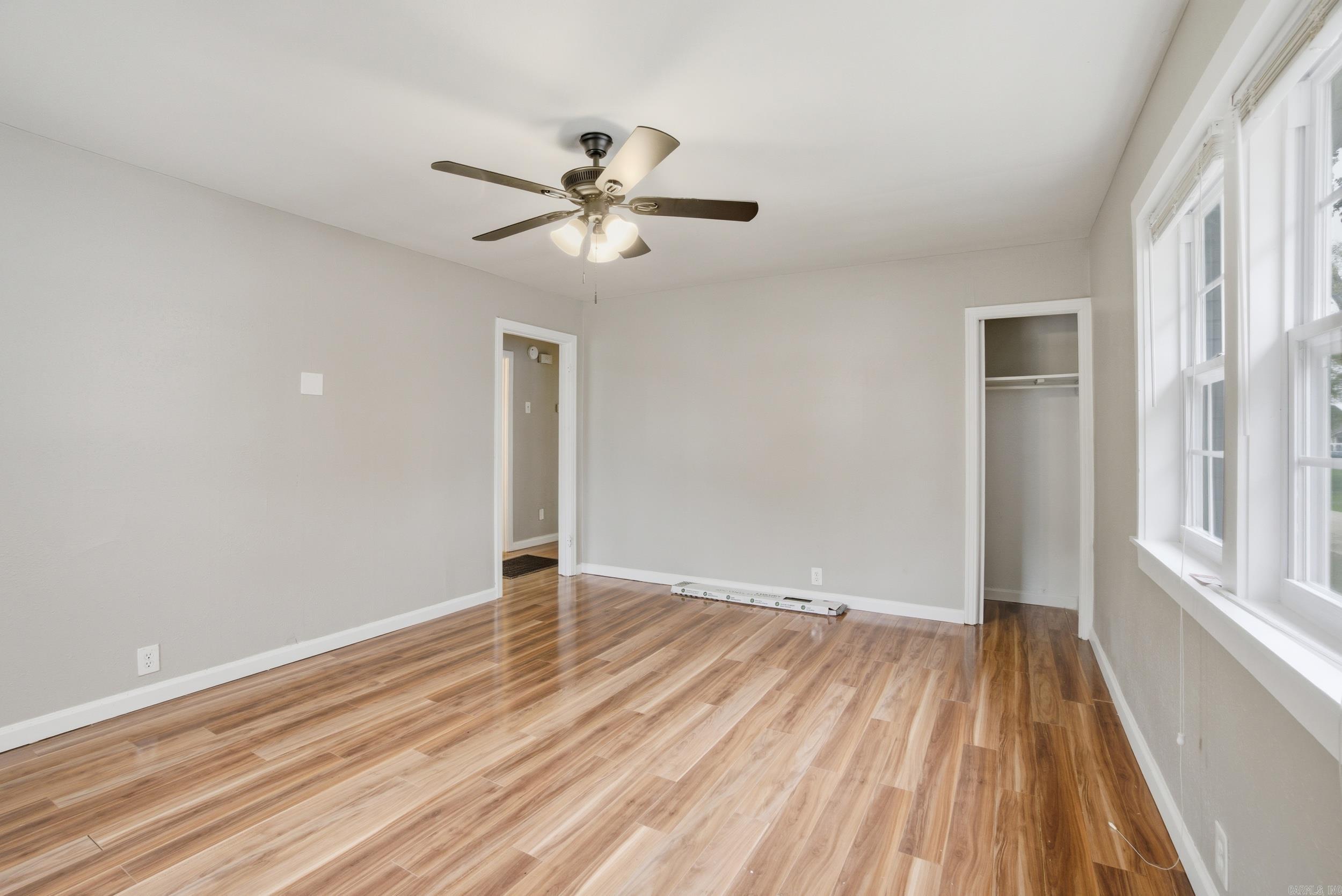 1320 S Summit St Property Photo 4