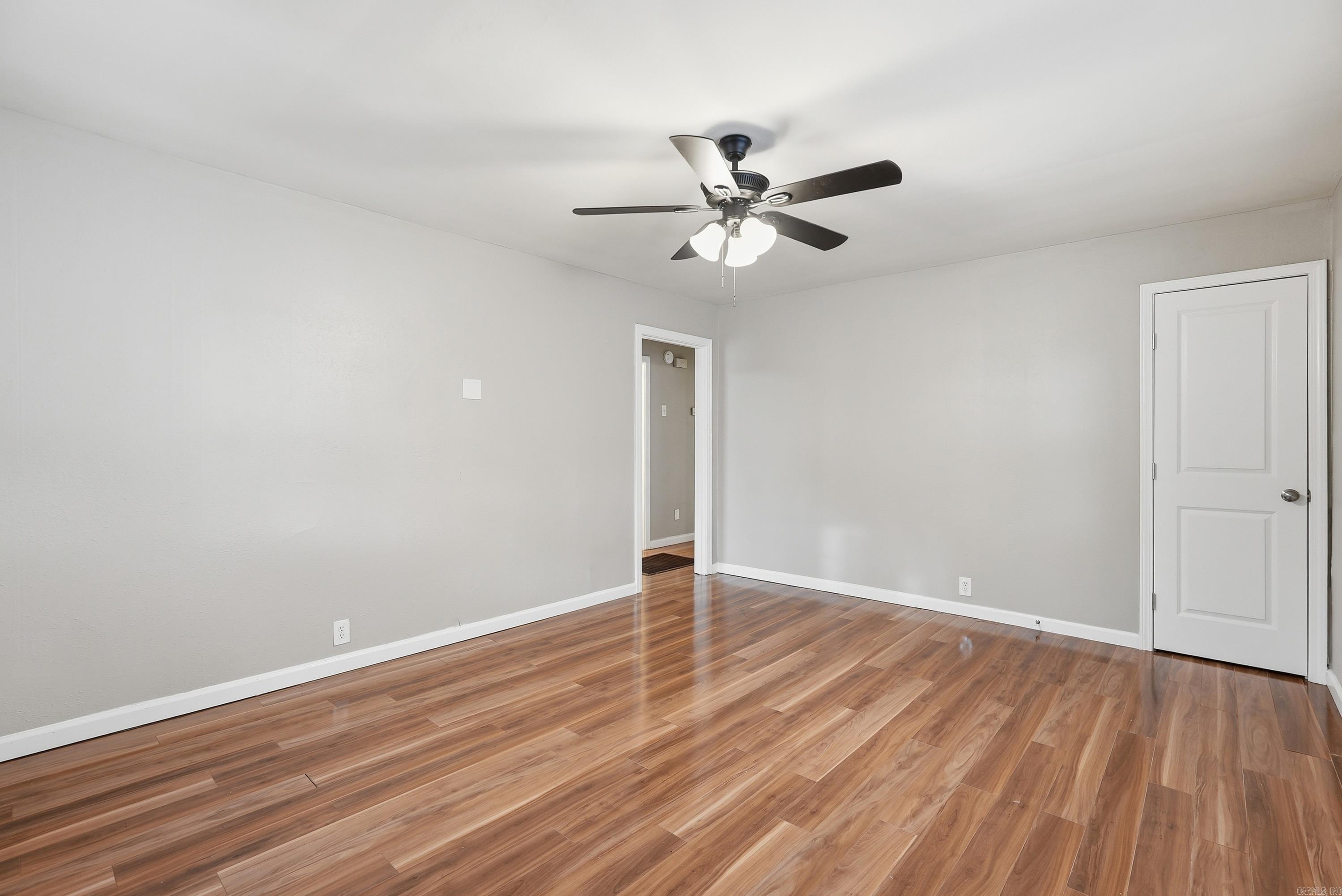 1320 S Summit St Property Photo 5