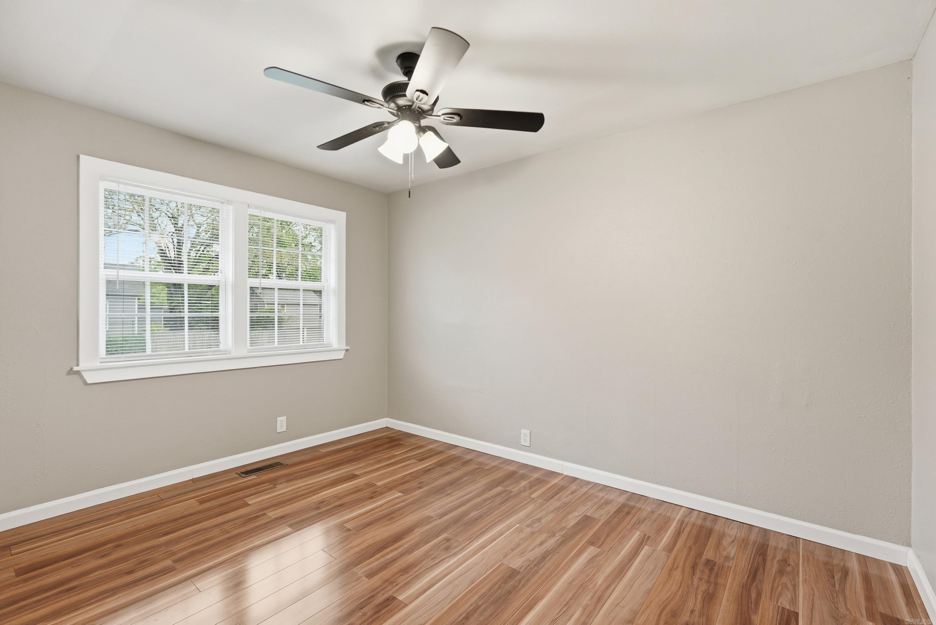 1320 S Summit St Property Photo 7