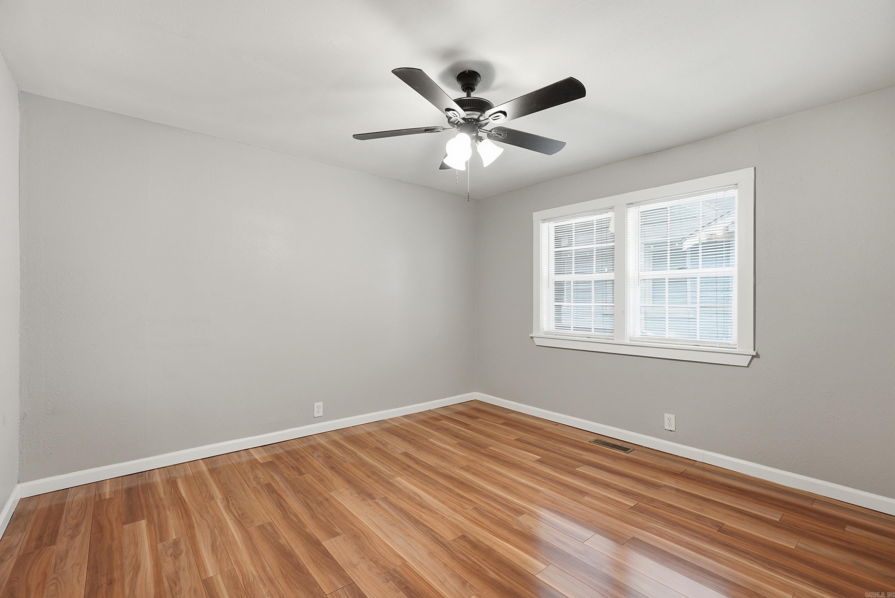 1320 S Summit St Property Photo 8