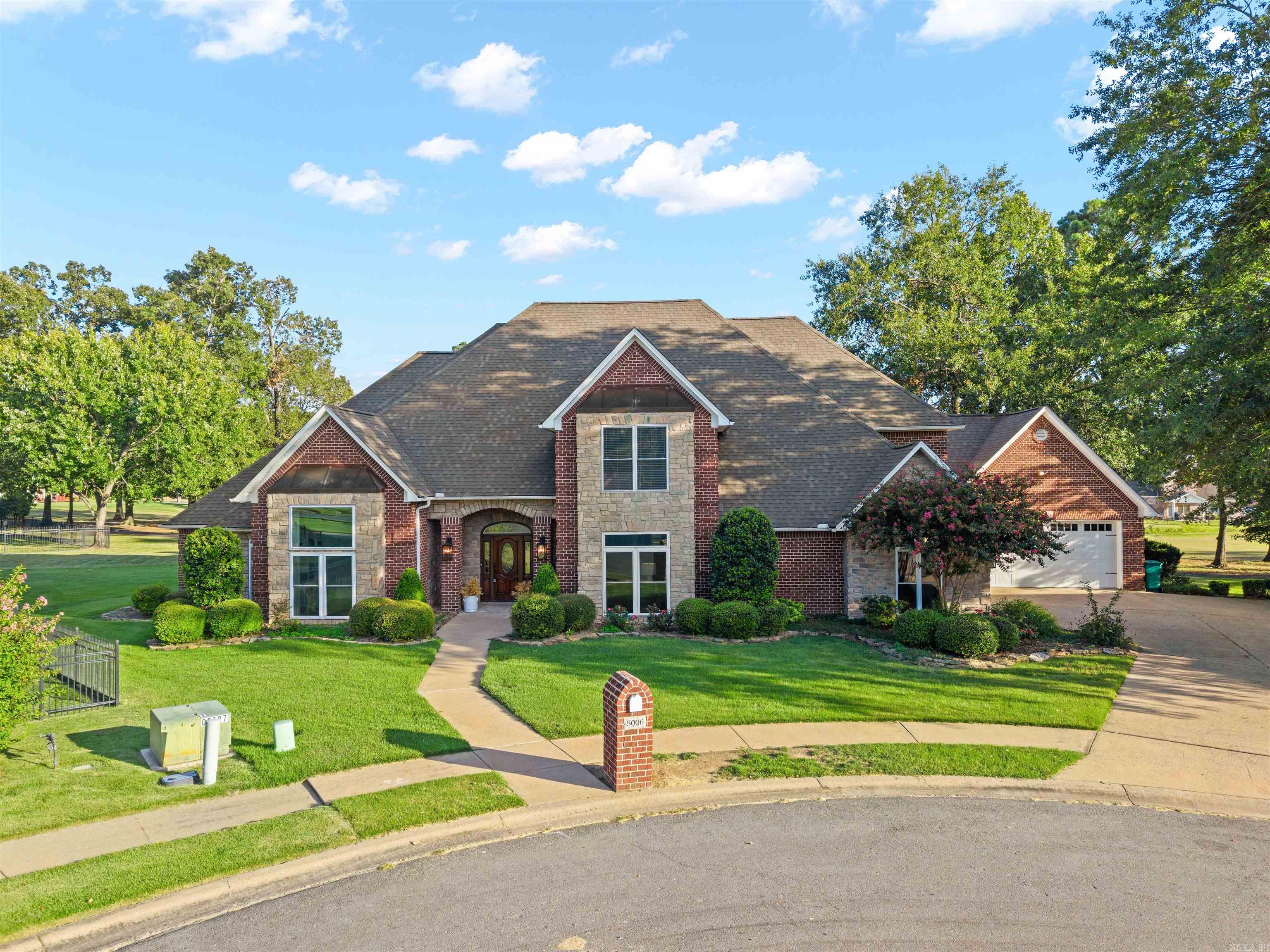 5006 Colonial Court Property Photo 1