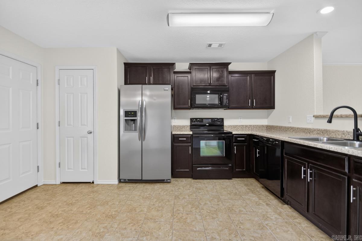 102 Riveria Cove Property Photo 9