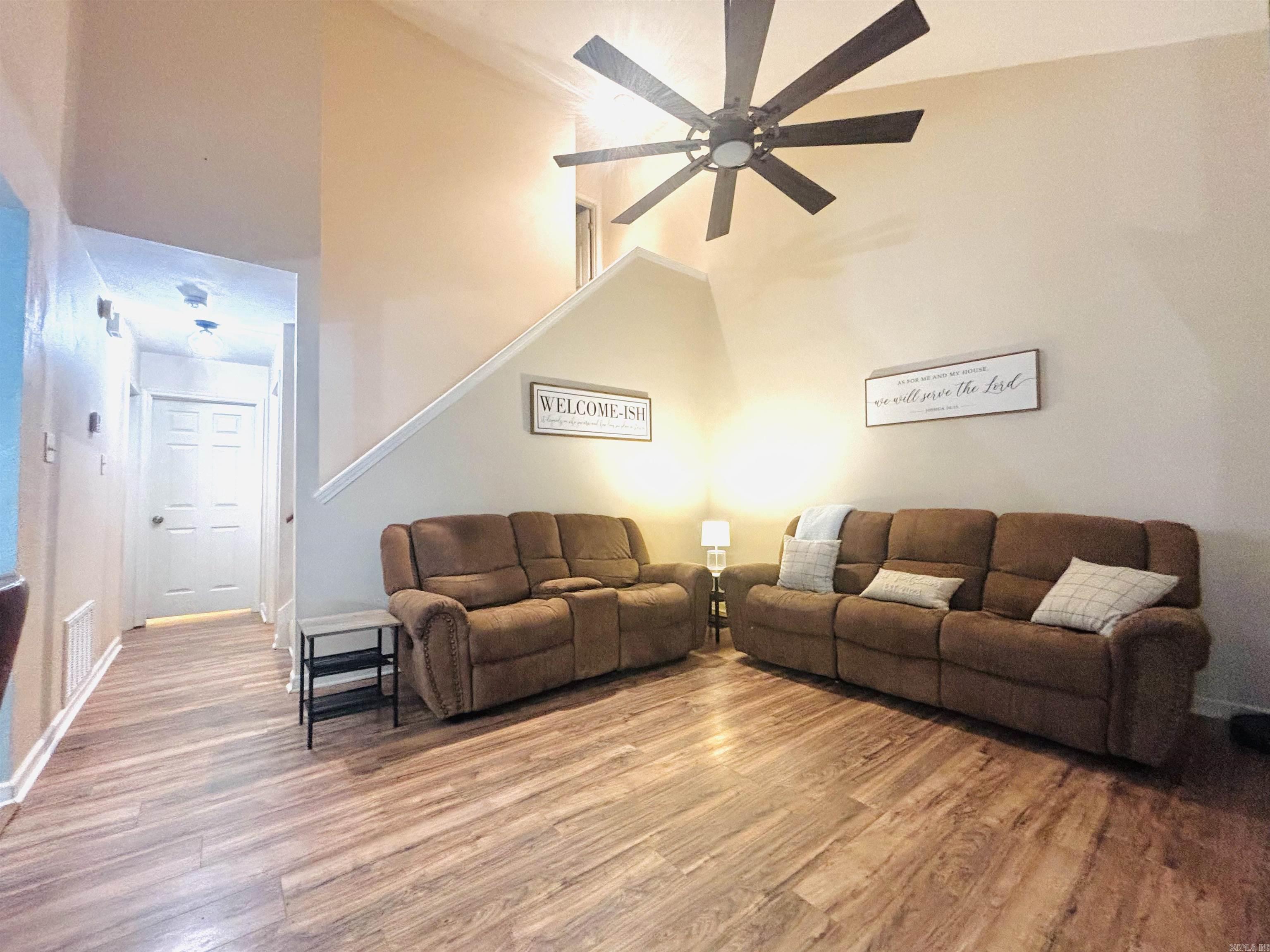 1118 Brookview Drive Property Photo 3
