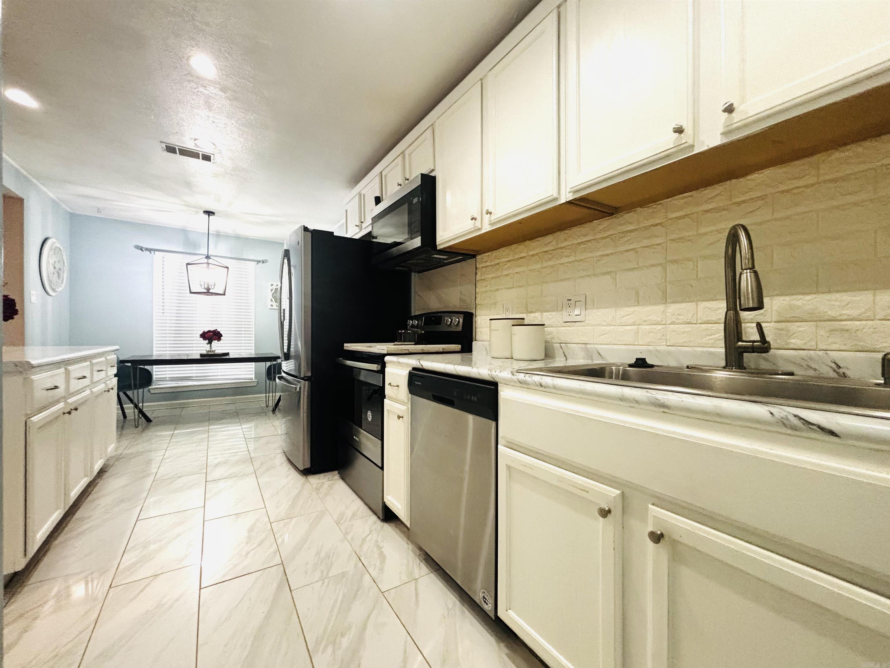 1118 Brookview Drive Property Photo 10
