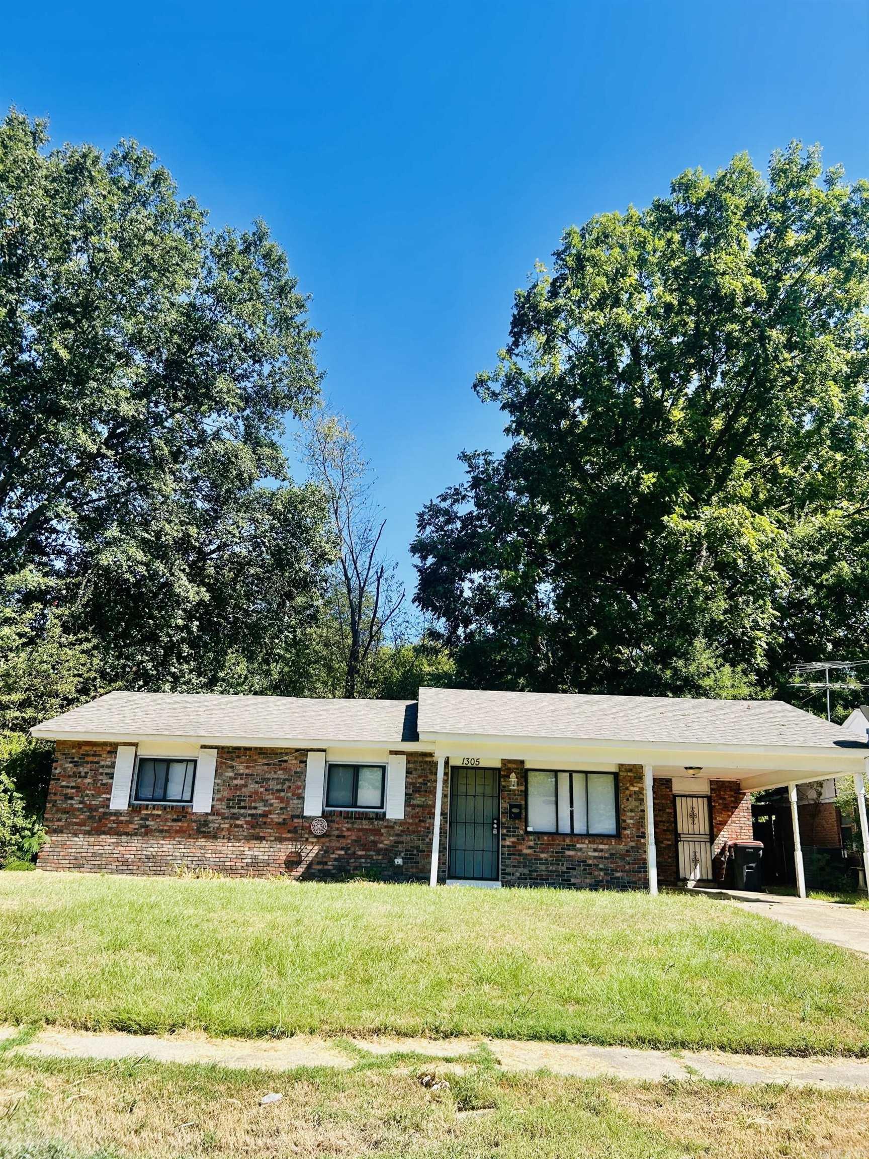 1305 Collins Drive Property Photo 1