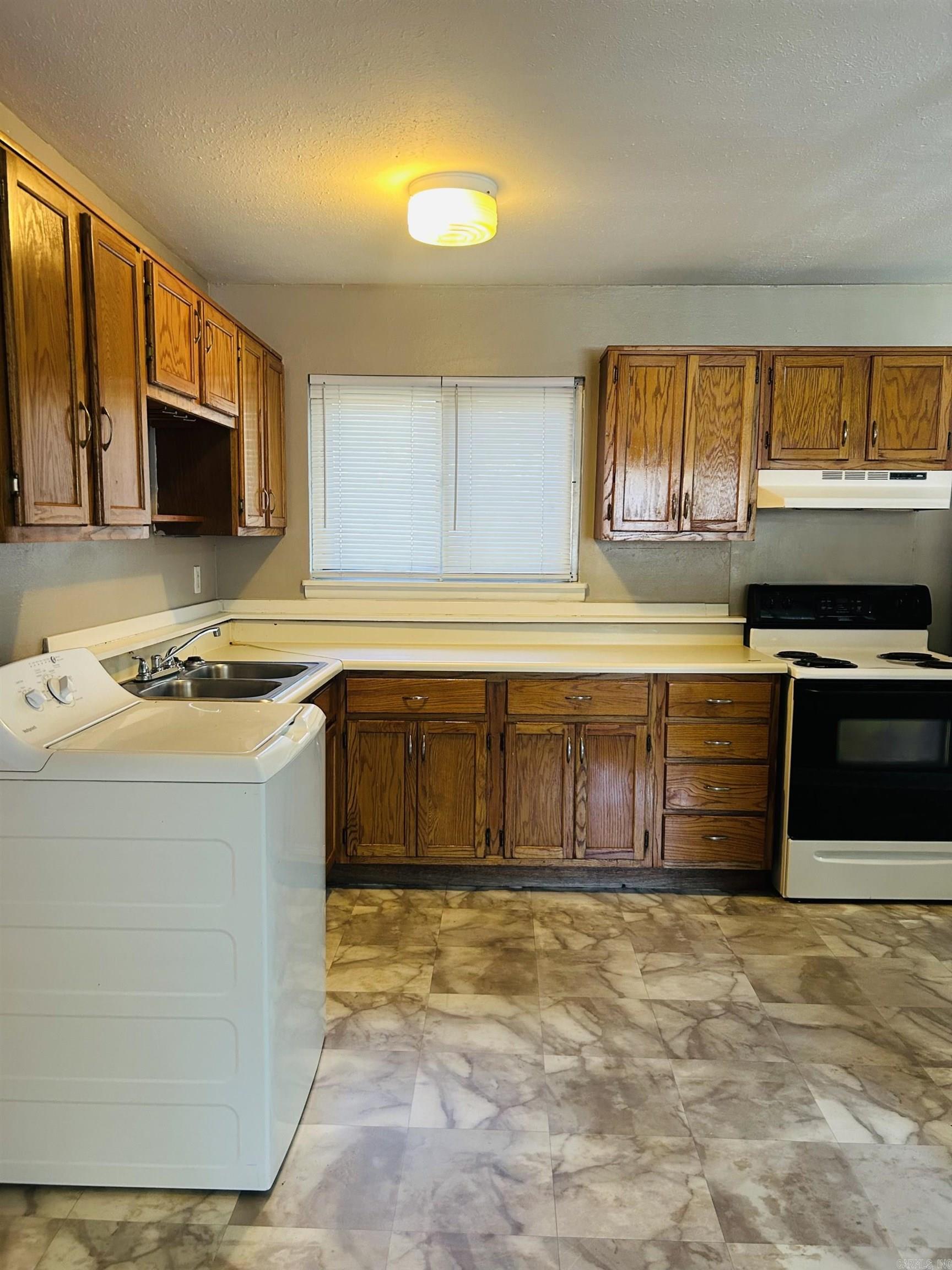 1305 Collins Drive Property Photo 3
