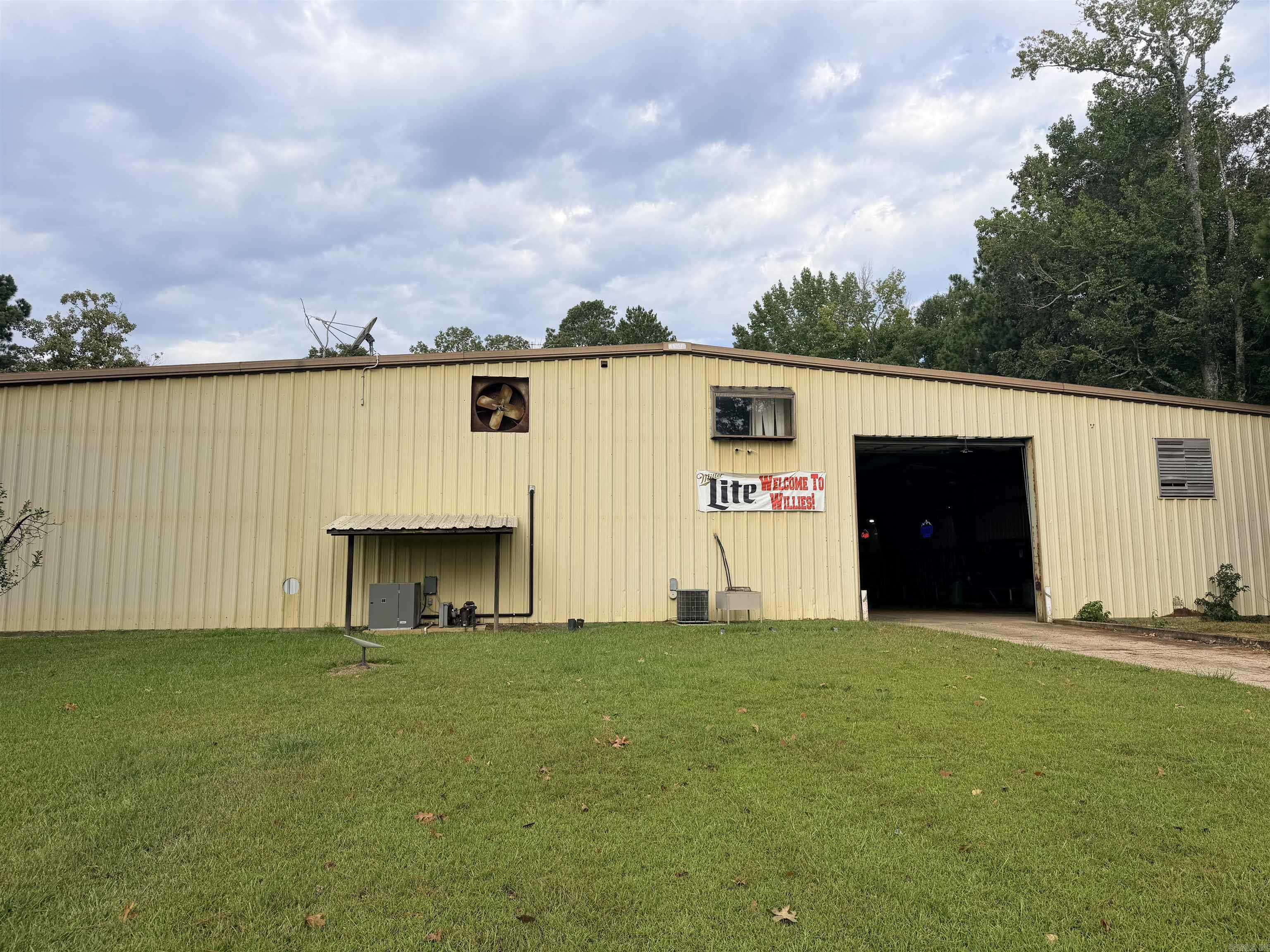 14070 Strong Hwy Property Photo 2