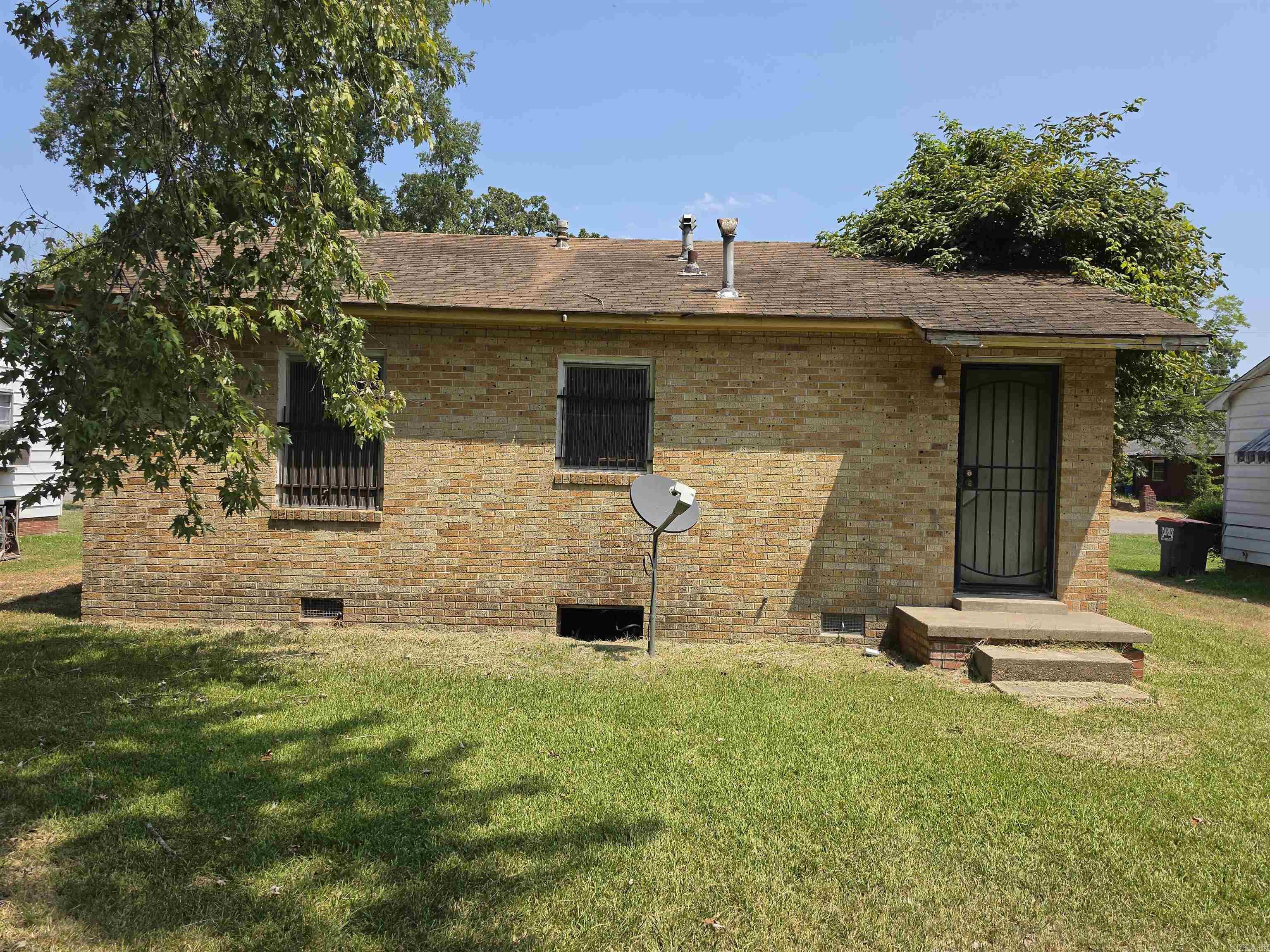 310 W 24th Property Photo 12