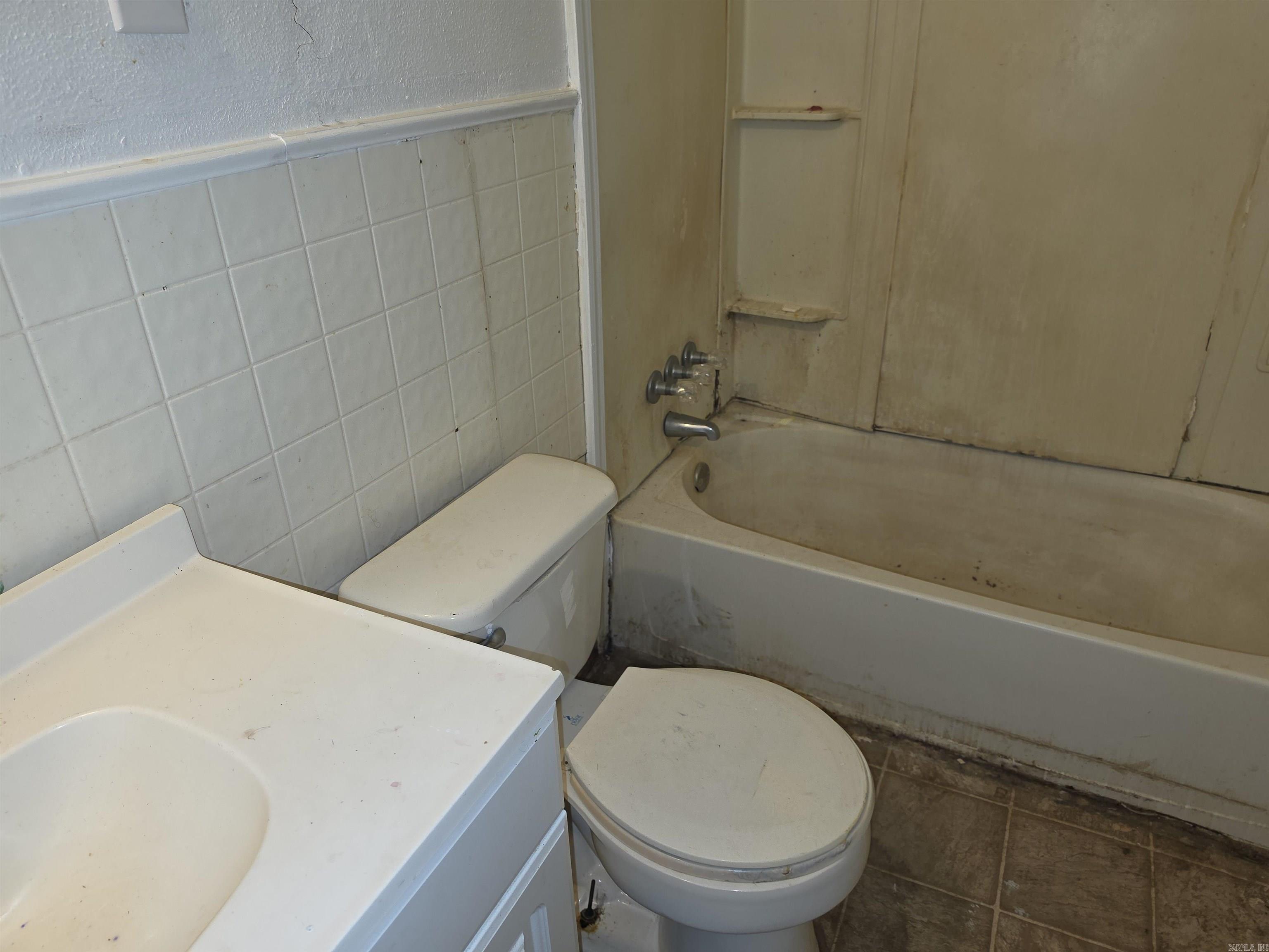 310 W 24th Property Photo 23