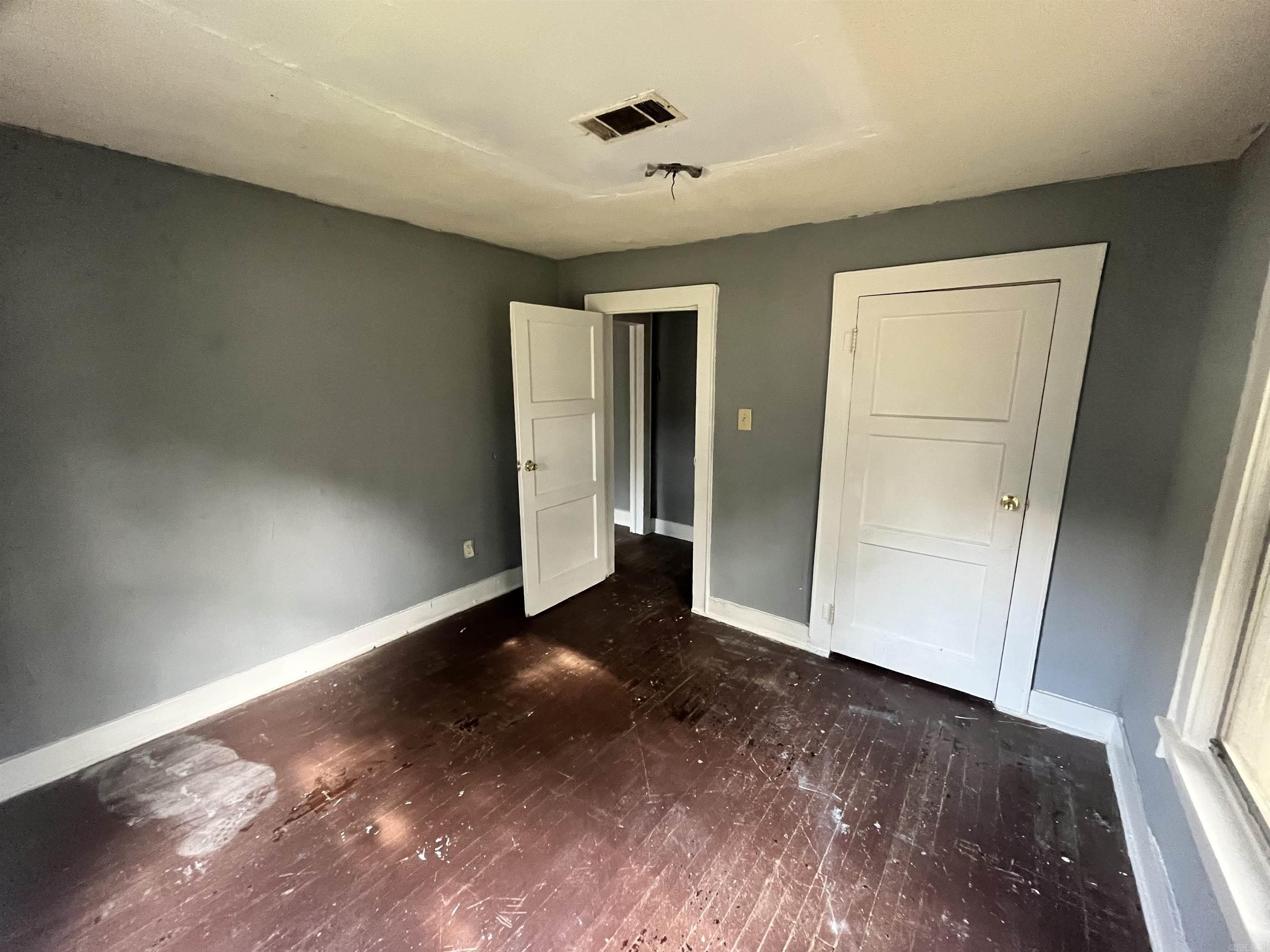 820 W 46th Property Photo 8