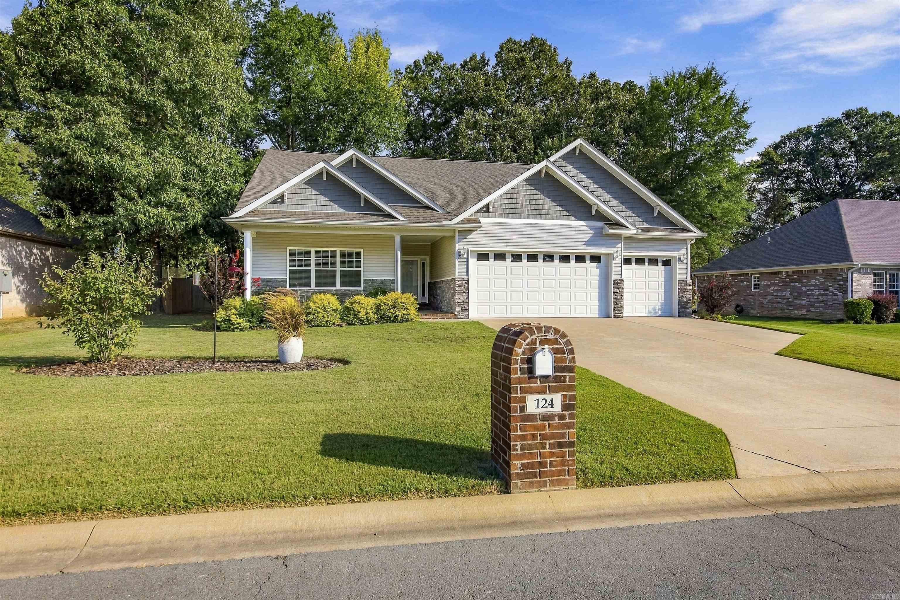 124 Hayden Dr Property Photo 2