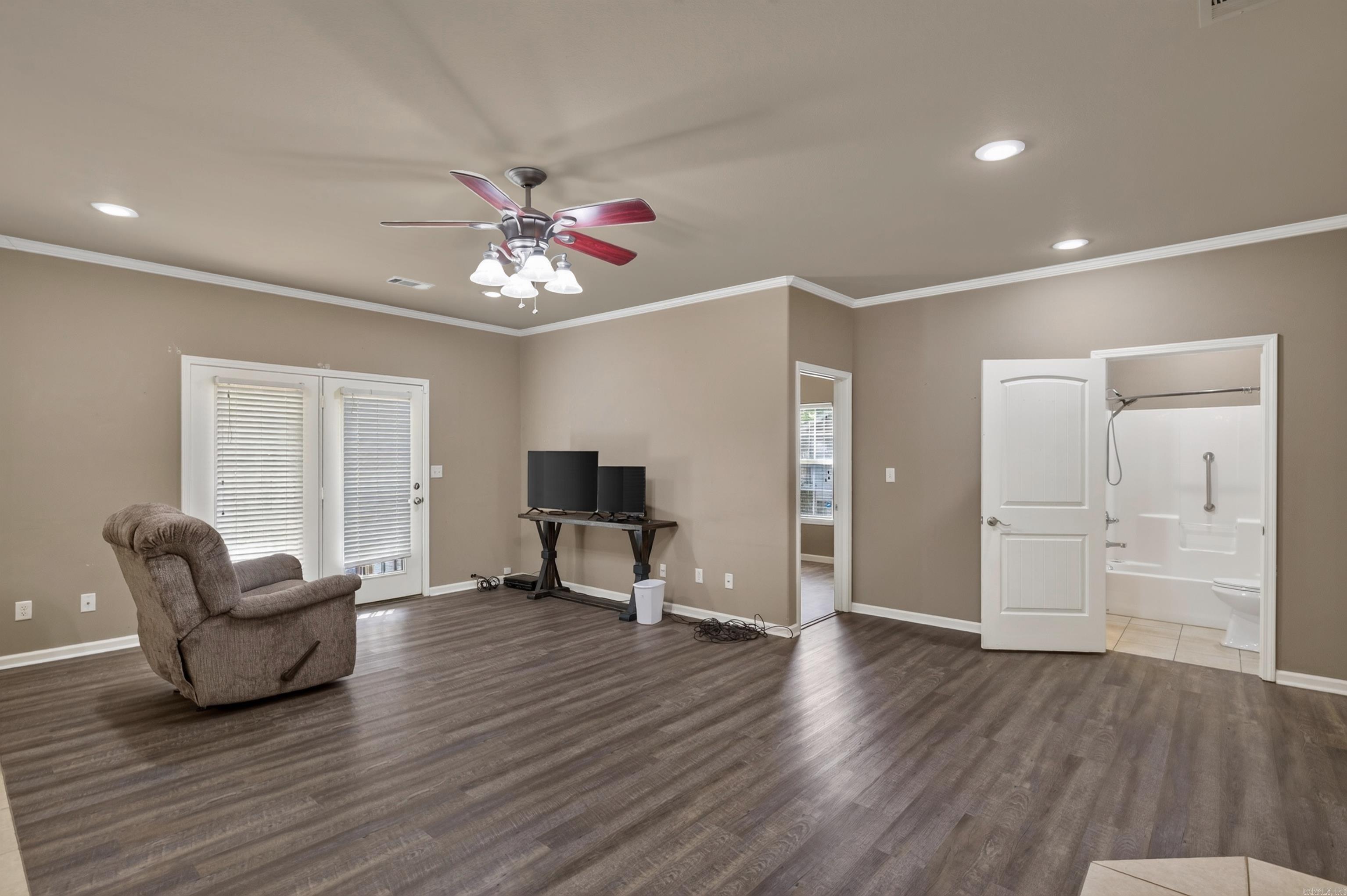 105 Chisholm Trail Property Photo 9