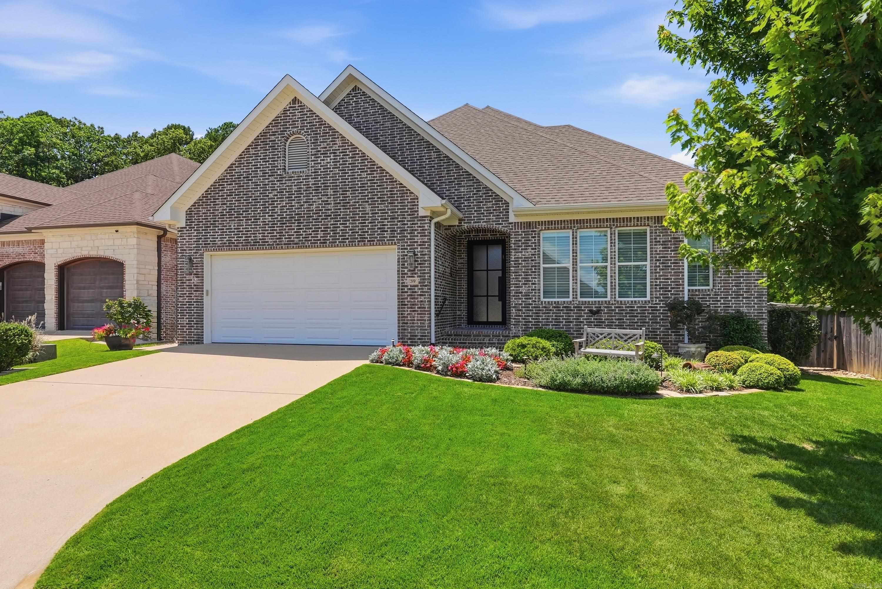 39 Belles Fleurs Circle Property Photo 1