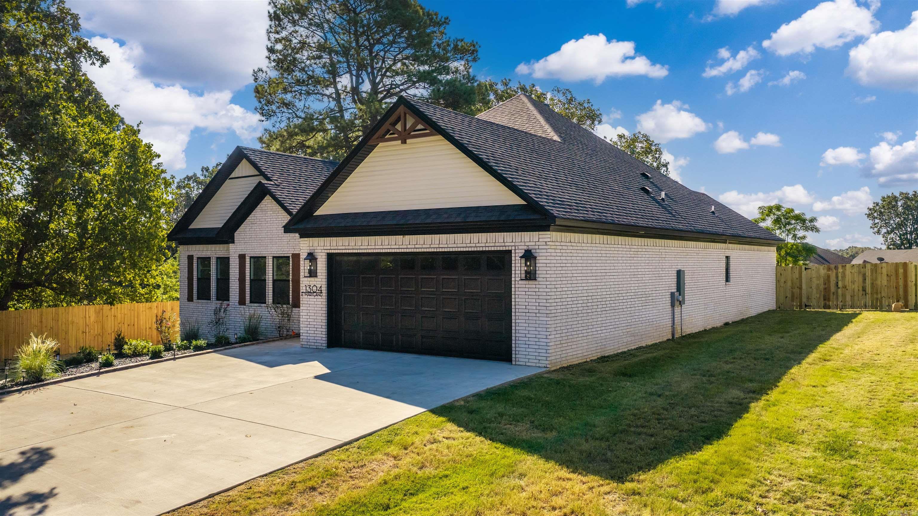1304 E Maryland Avenue Property Photo 6