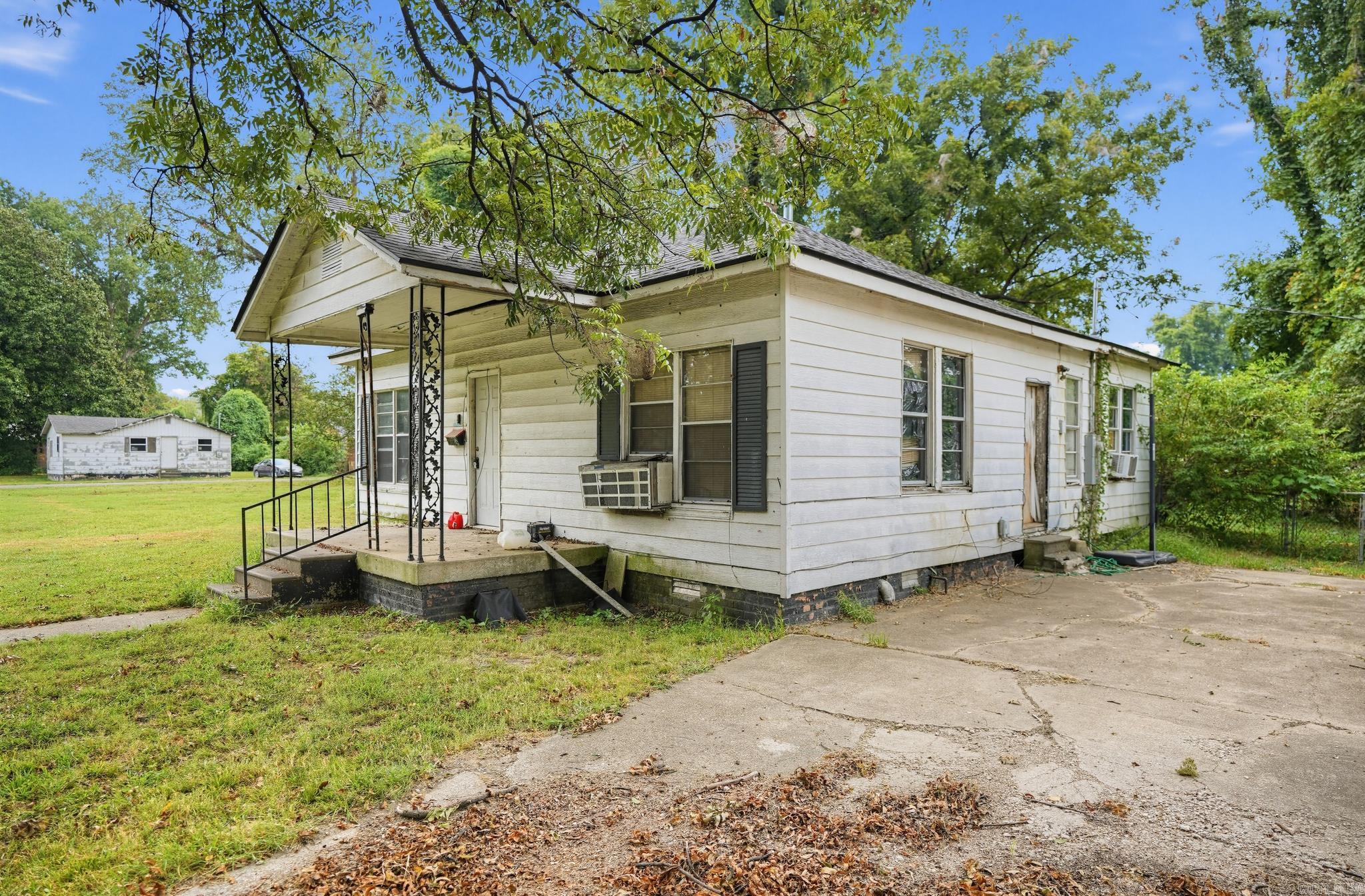 220 Elizabeth Avenue Property Photo 3