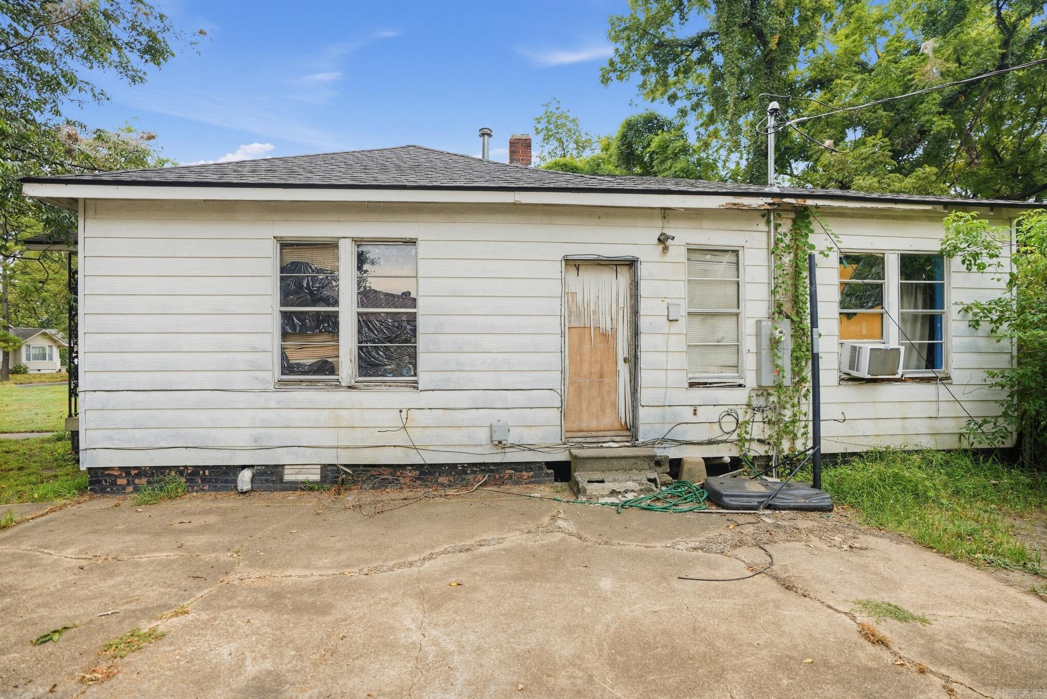 220 Elizabeth Avenue Property Photo 4