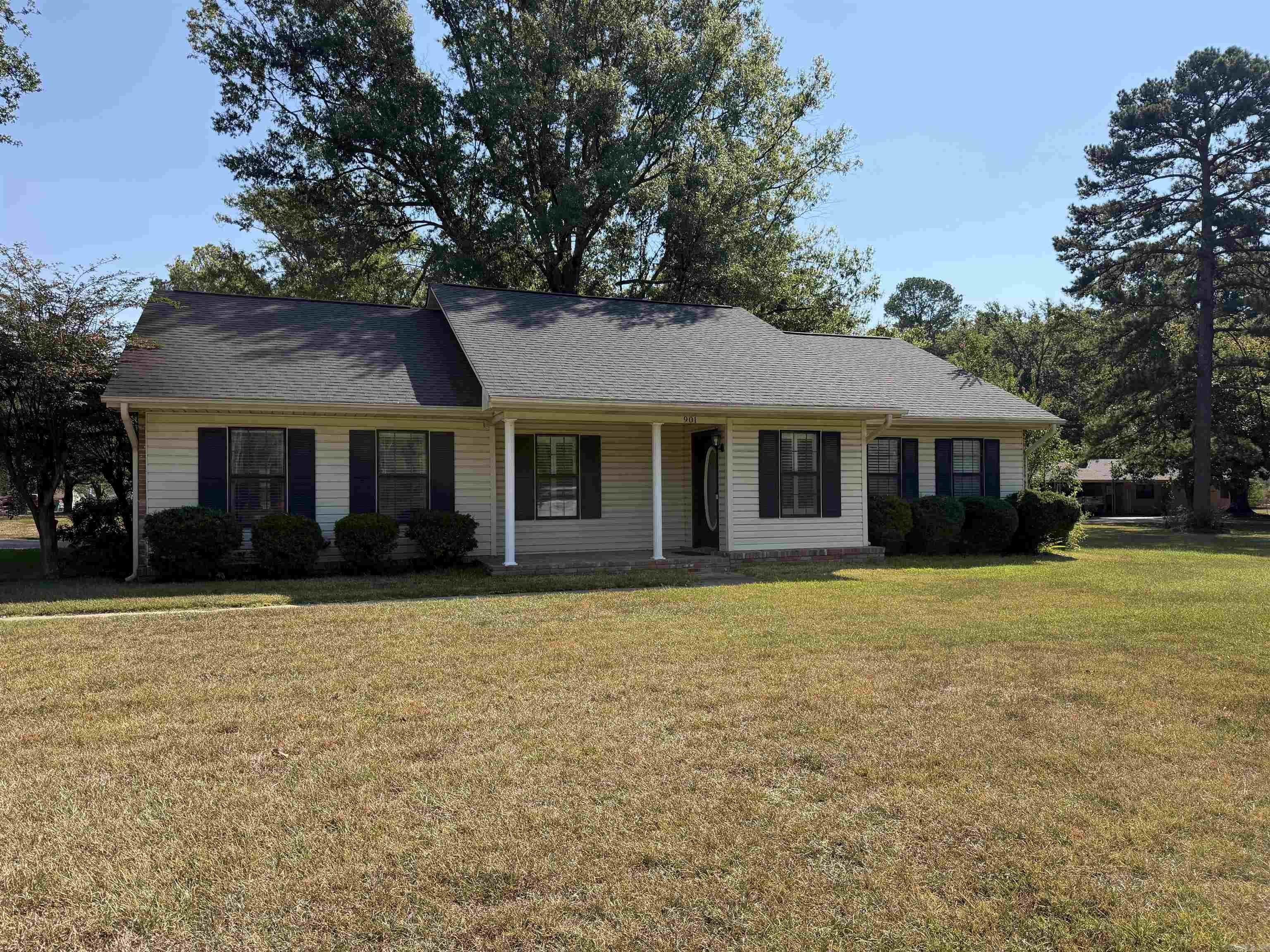 901 Robin Road Property Photo 1