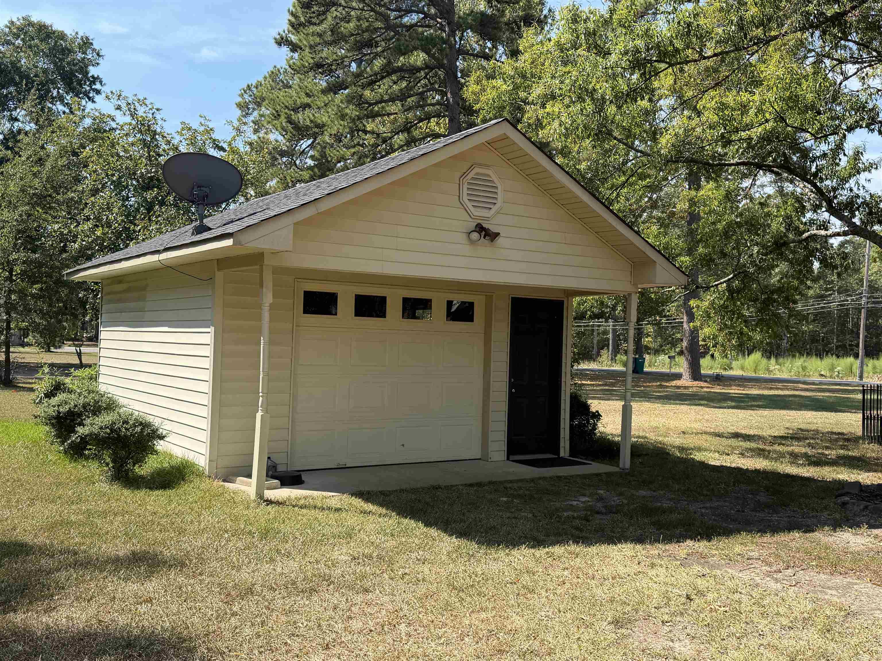 901 Robin Road Property Photo 4