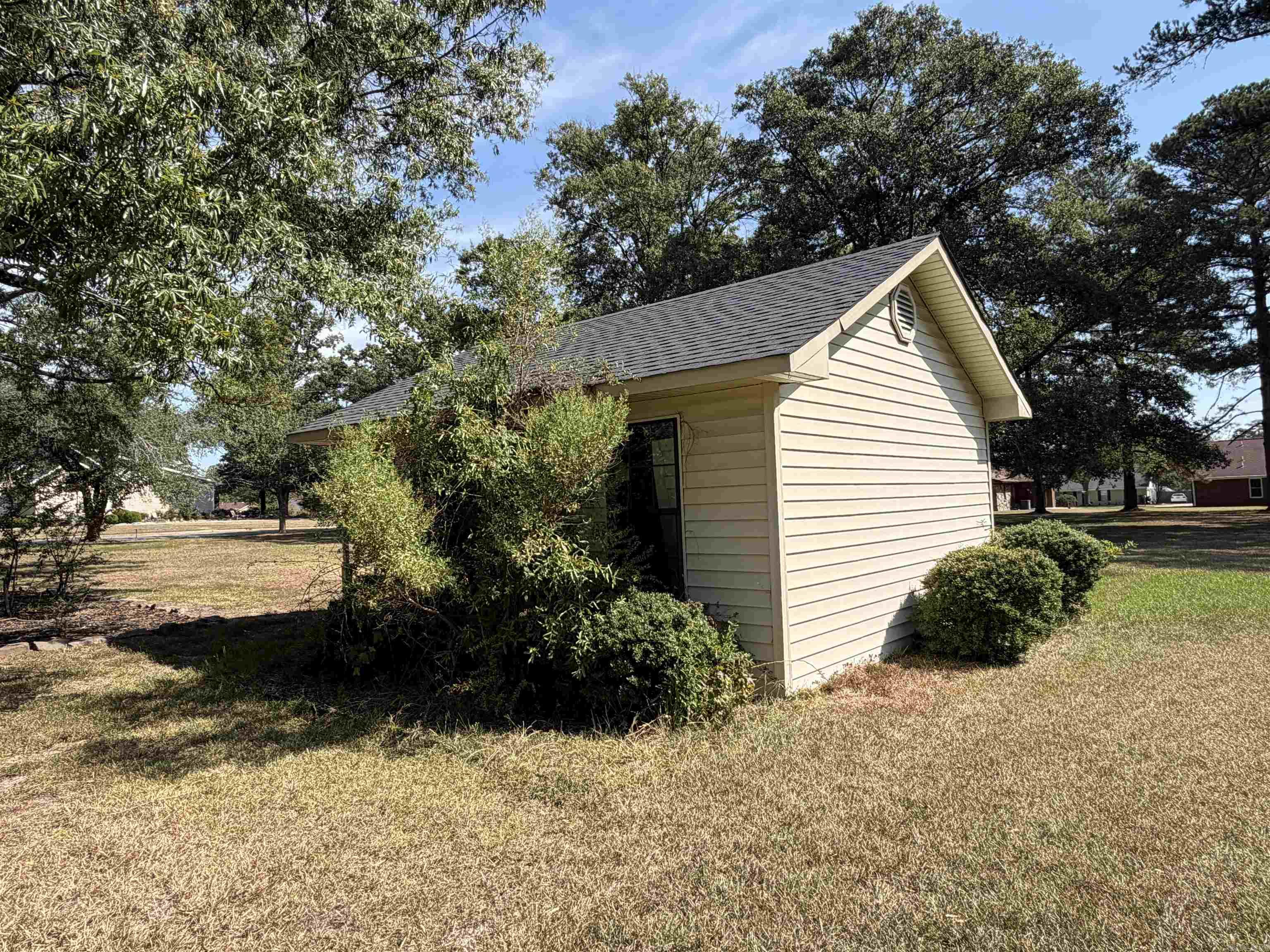 901 Robin Road Property Photo 6