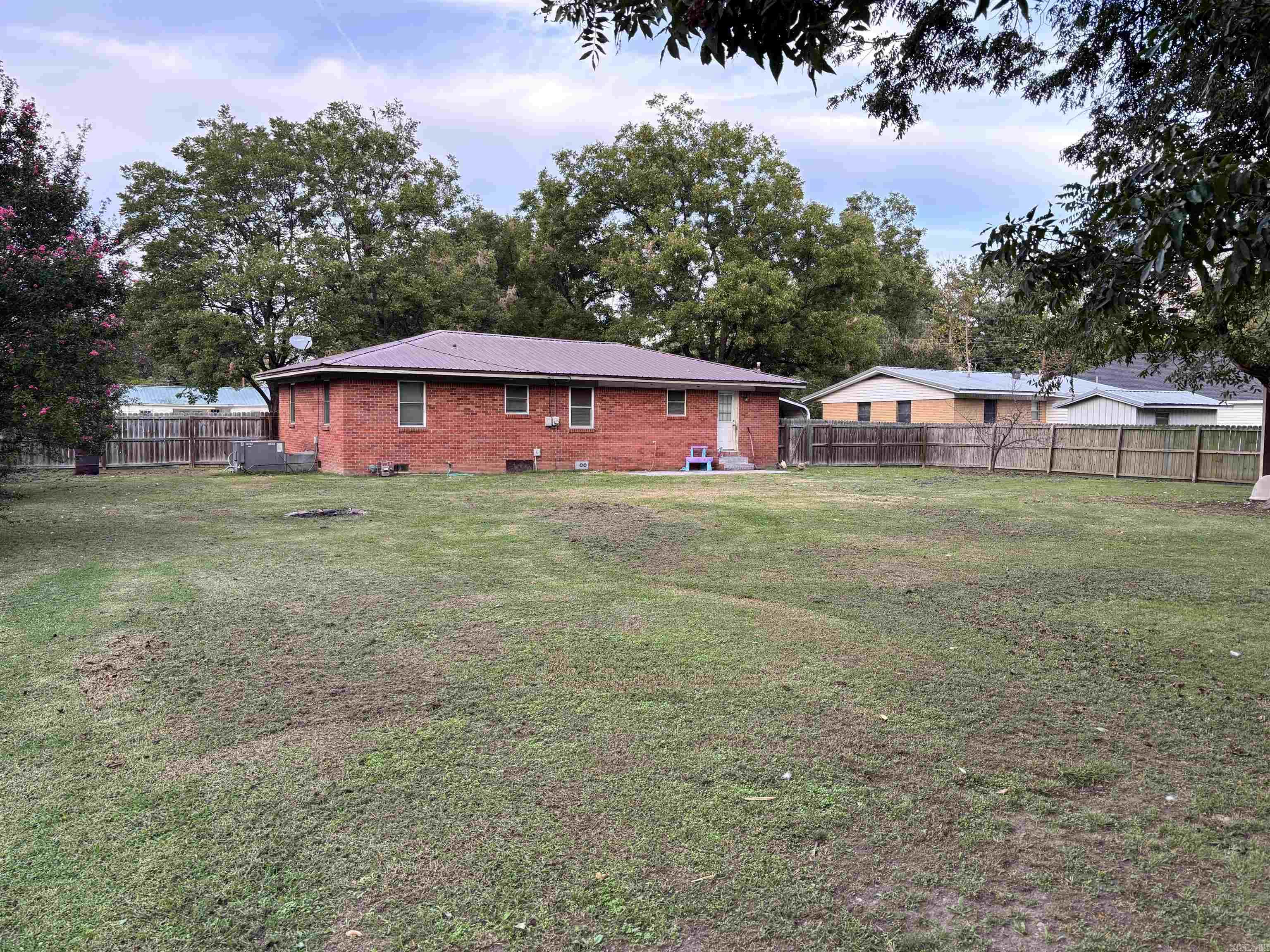 313 Nw Edgar Property Photo 4