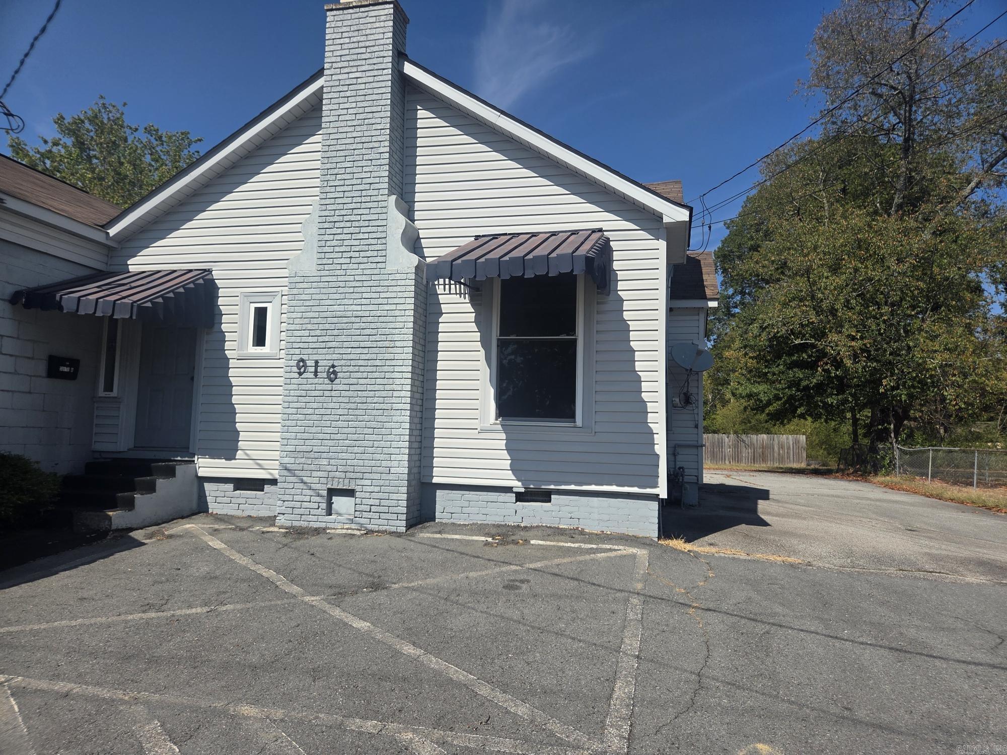 916a E Race Avenue Property Photo 4