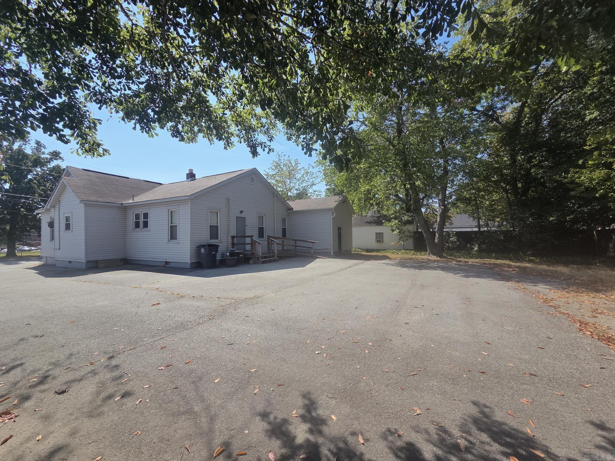 916a E Race Avenue Property Photo 5