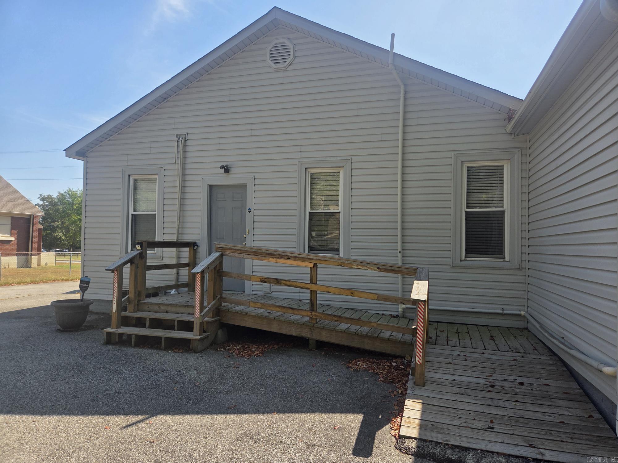 916a E Race Avenue Property Photo 6