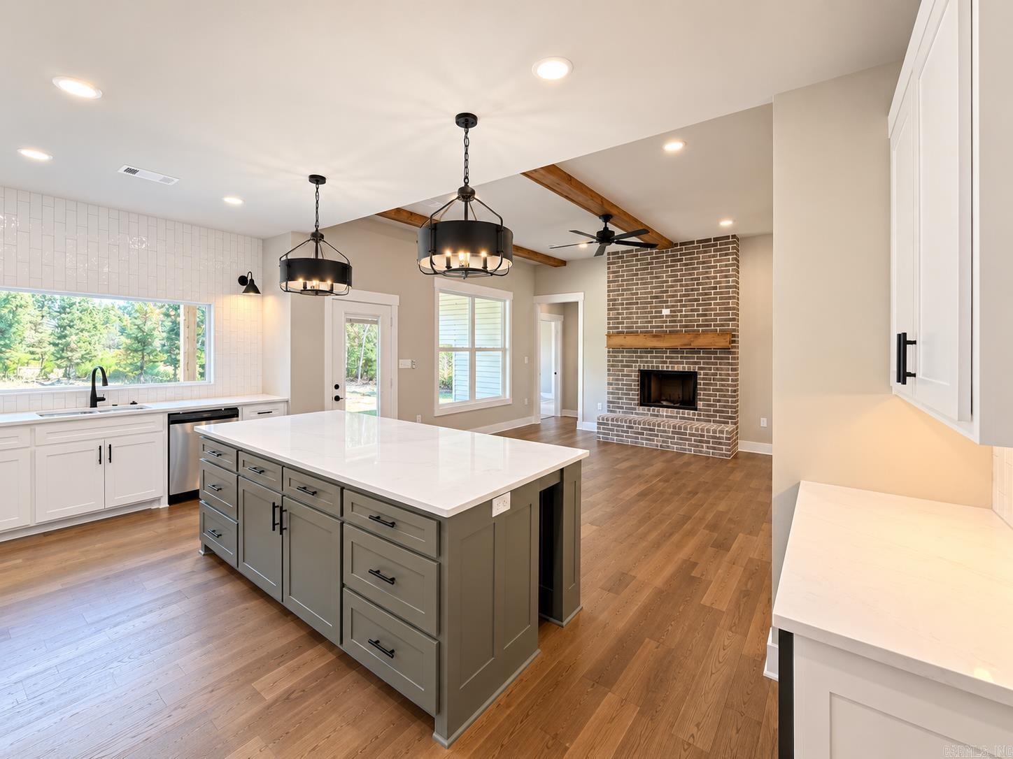 6910 Detonti Property Photo 4