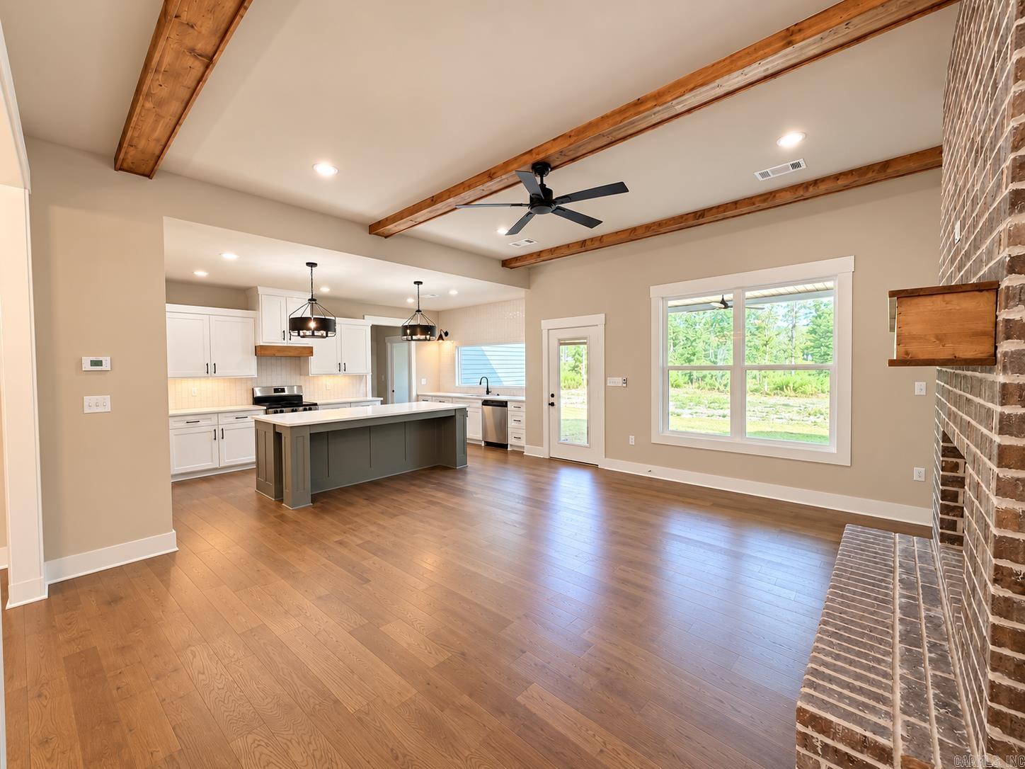 6910 Detonti Property Photo 7