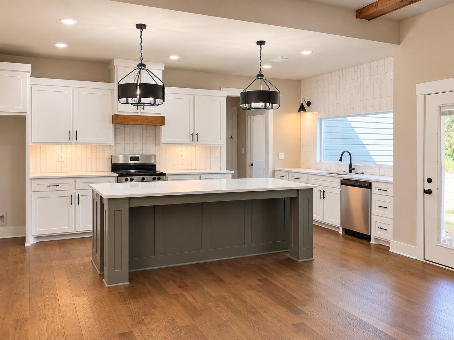 6910 Detonti Property Photo 8